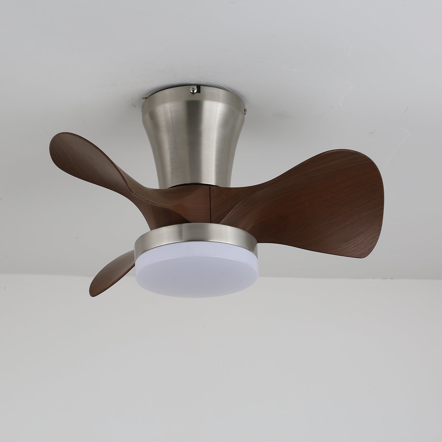Ventilatore da soffitto moderno Nera in legno con luce, che mostra la struttura in metallo