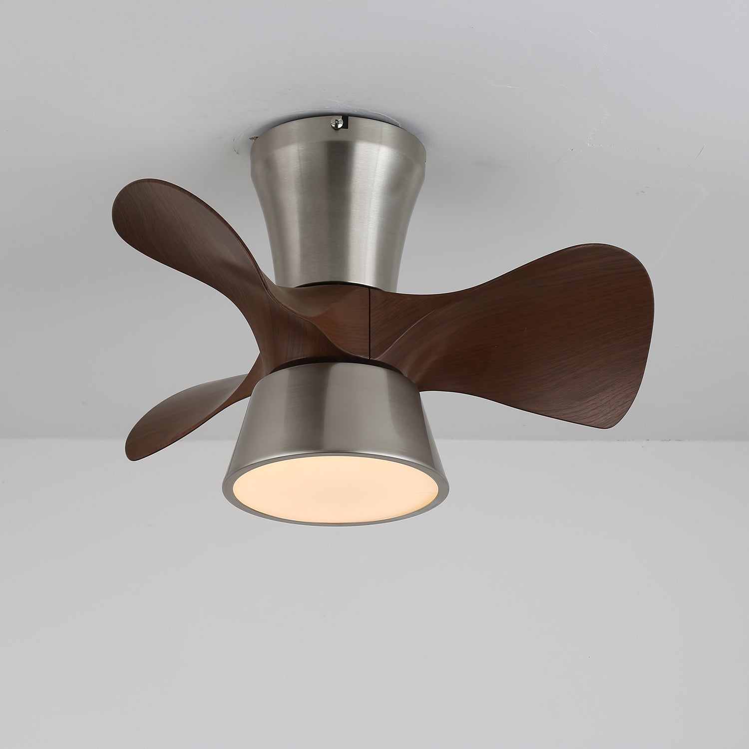 Ventilatore da soffitto moderno Nera in legno con luce, vista dall'alto