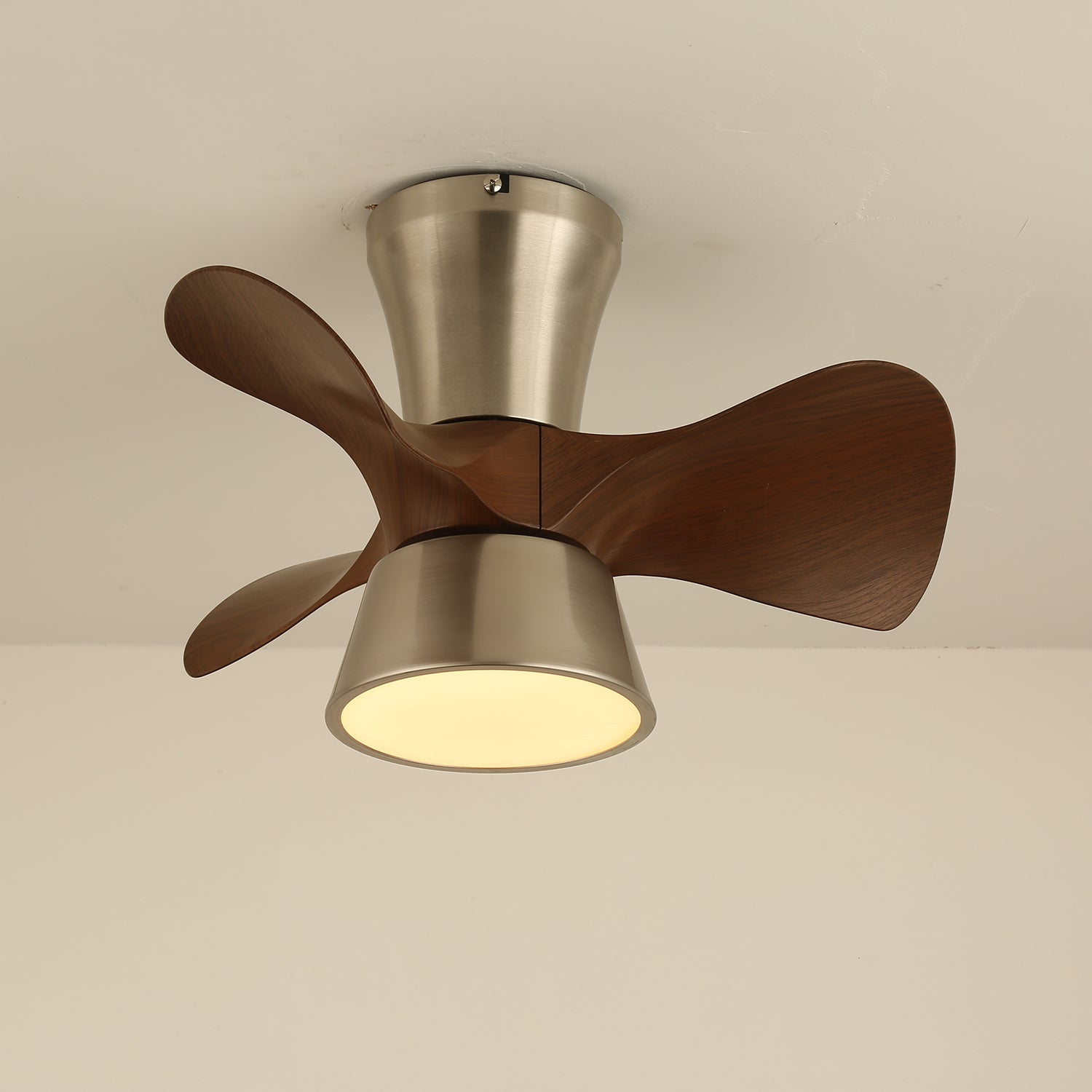 Ventilatore da soffitto moderno Nera in legno con luce, in un ambiente camera da letto