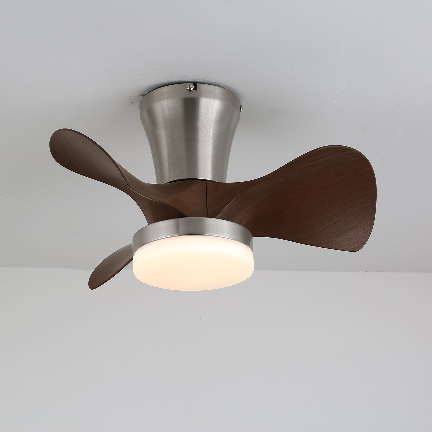 Ventilatore da soffitto moderno Nera in legno con luce, dettaglio della finitura in legno di noce