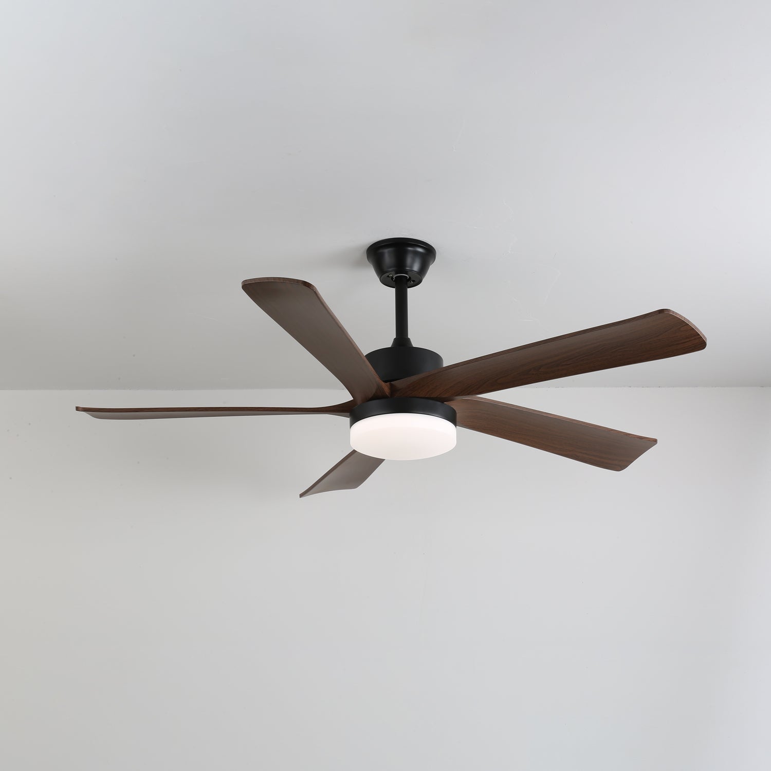 Primo piano del ventilatore da soffitto Eryndor con pale in legno