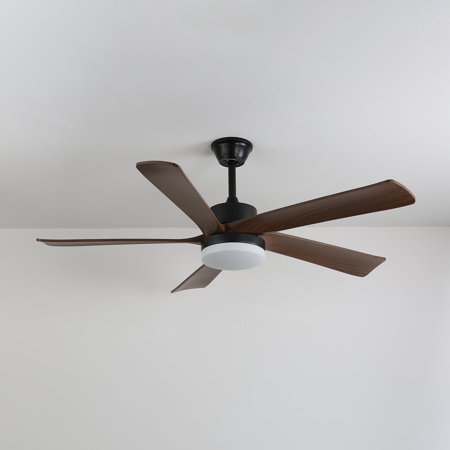 Ventilatore da soffitto Eryndor in un ambiente soggiorno