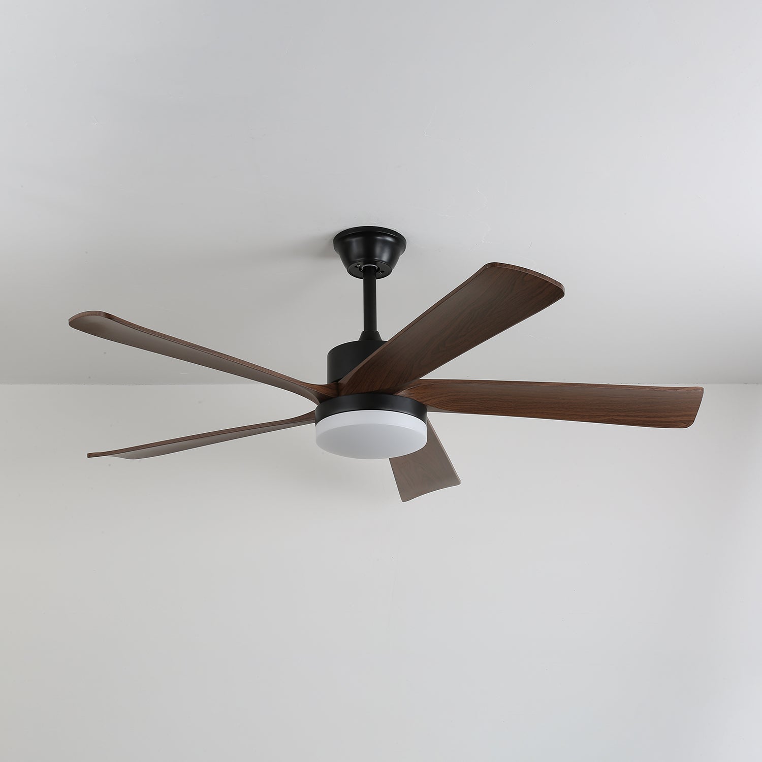 Ventilatore da soffitto Eryndor che mostra il suo design moderno