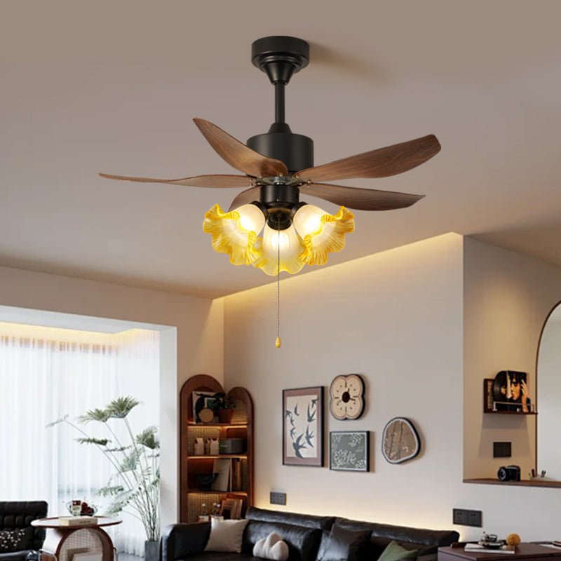 Dettaglio della struttura in metallo del ventilatore da soffitto con luce Florence Blossom