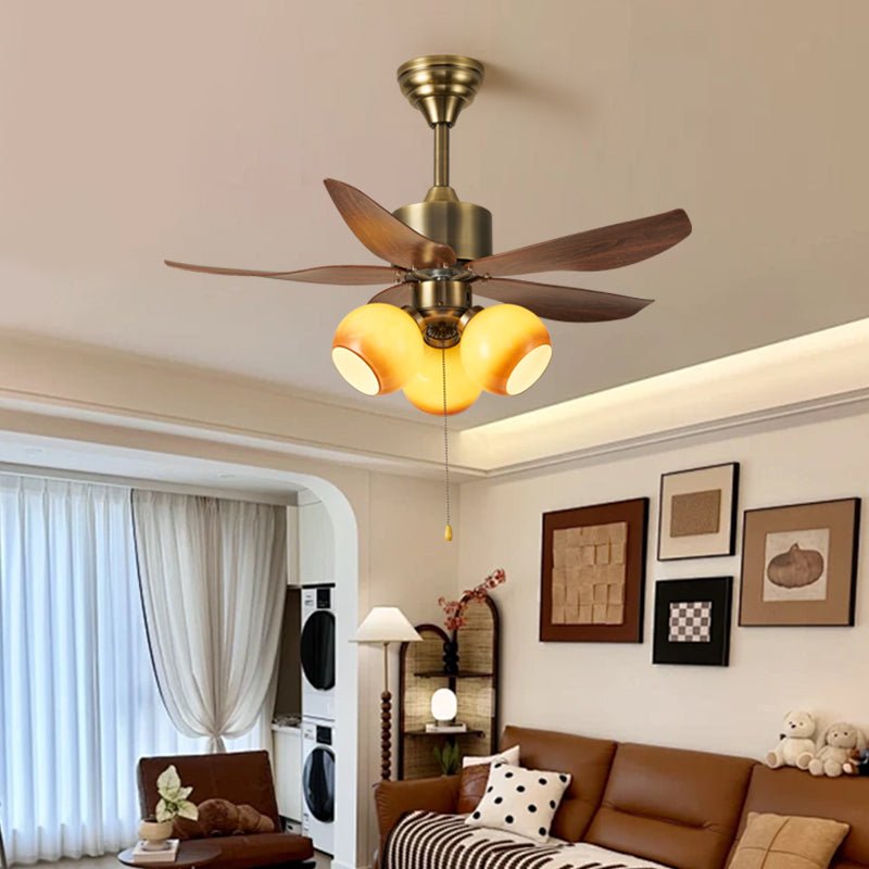 Primo piano del paralume in vetro del ventilatore da soffitto con luce Florence Blossom