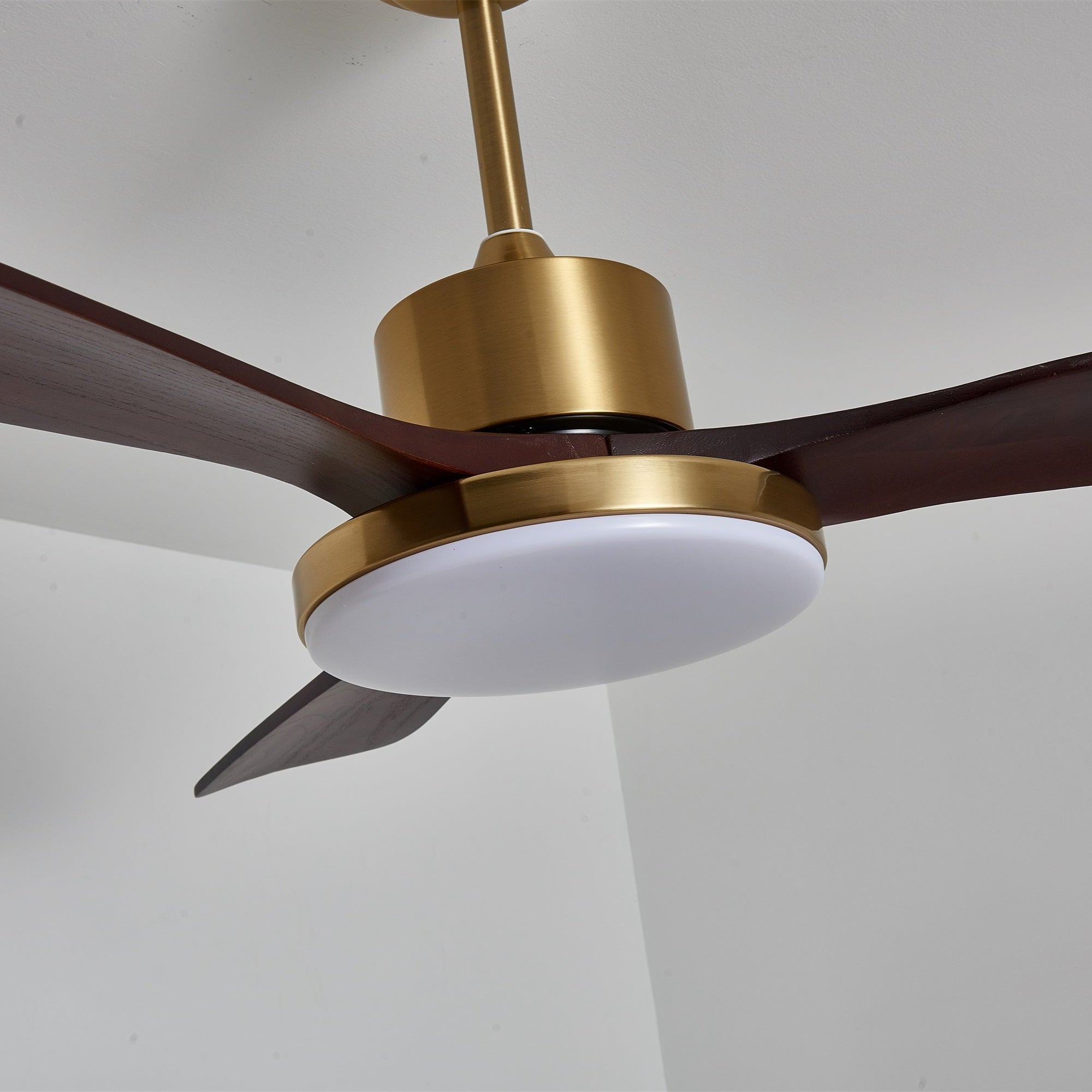 Ventilatore da soffitto moderno Xen in legno con luce e struttura in metallo