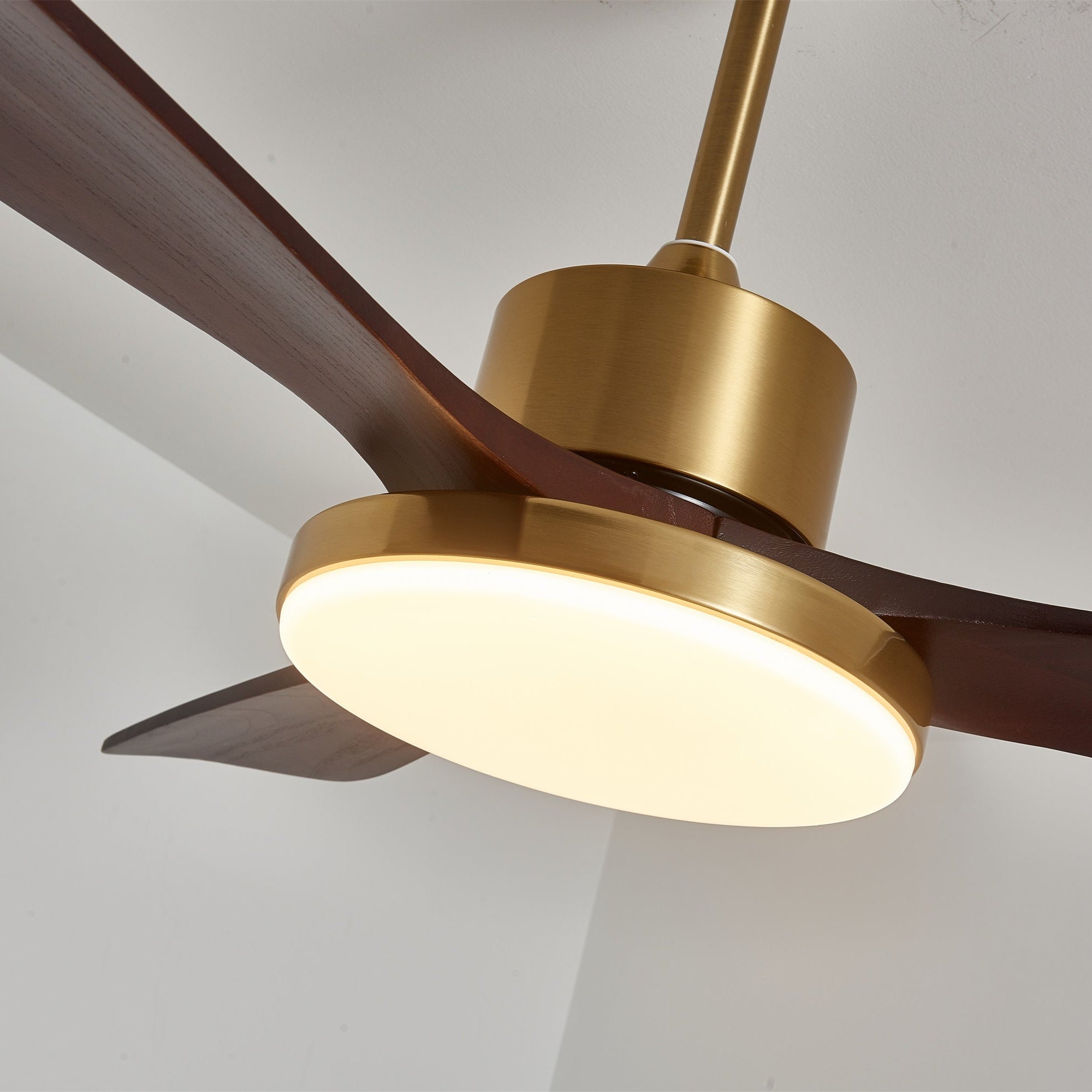 Ventilatore da soffitto moderno Xen in legno con luce, pale in movimento