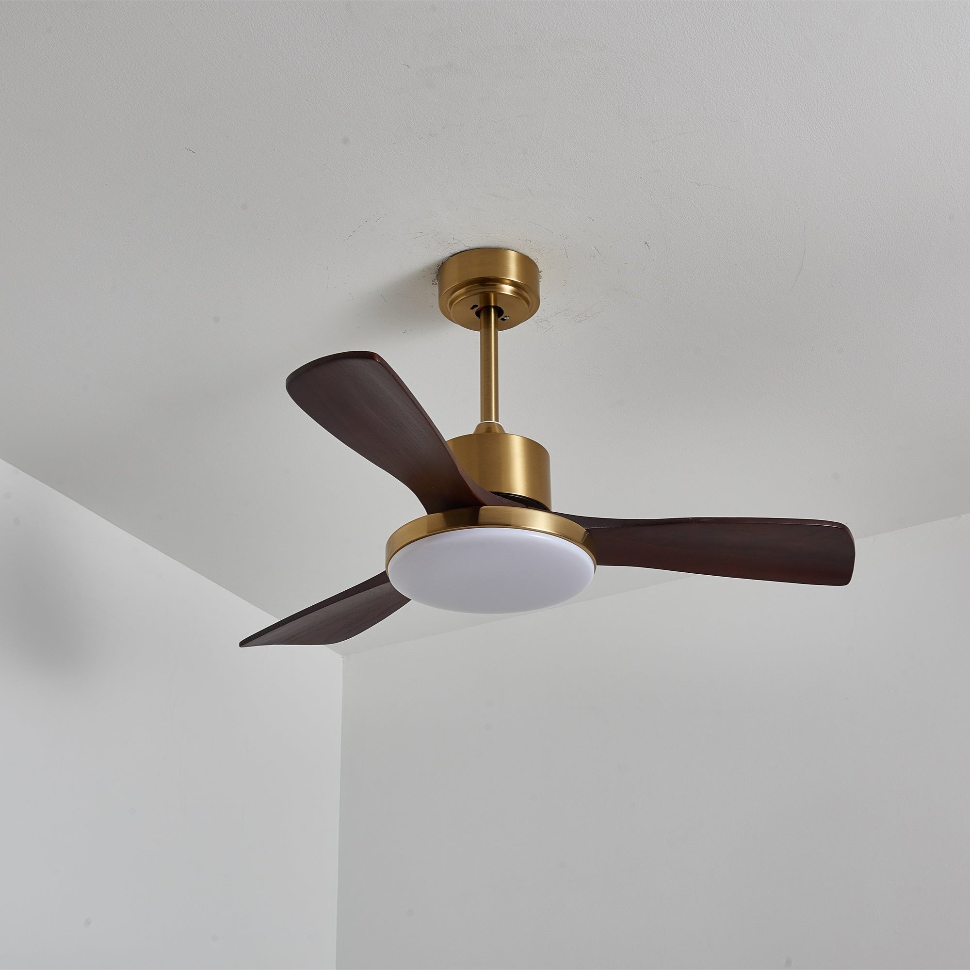 Ventilatore da soffitto Xen con luce, che mostra il controllo a 6 velocità