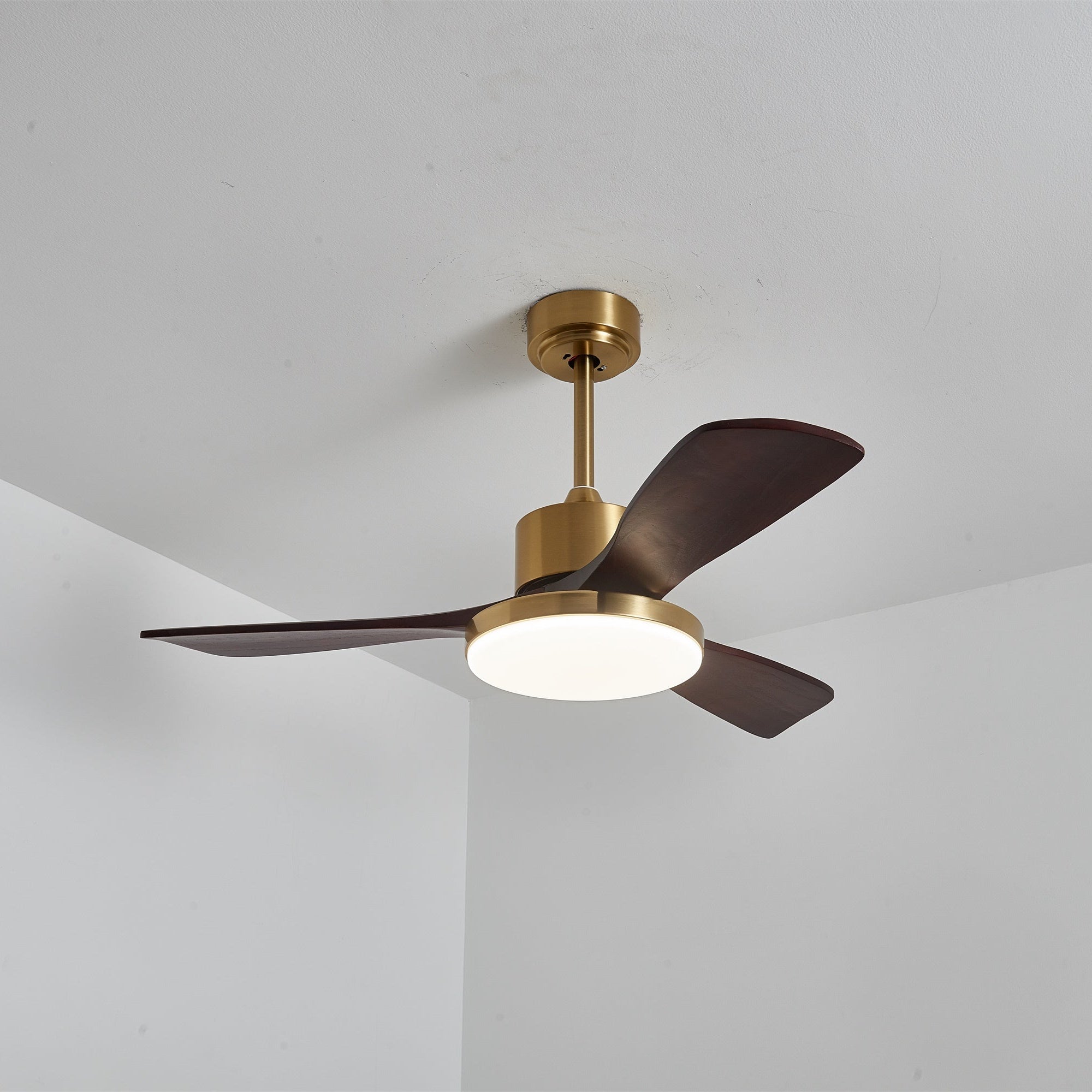 Ventilatore da soffitto moderno Xen che illumina una stanza