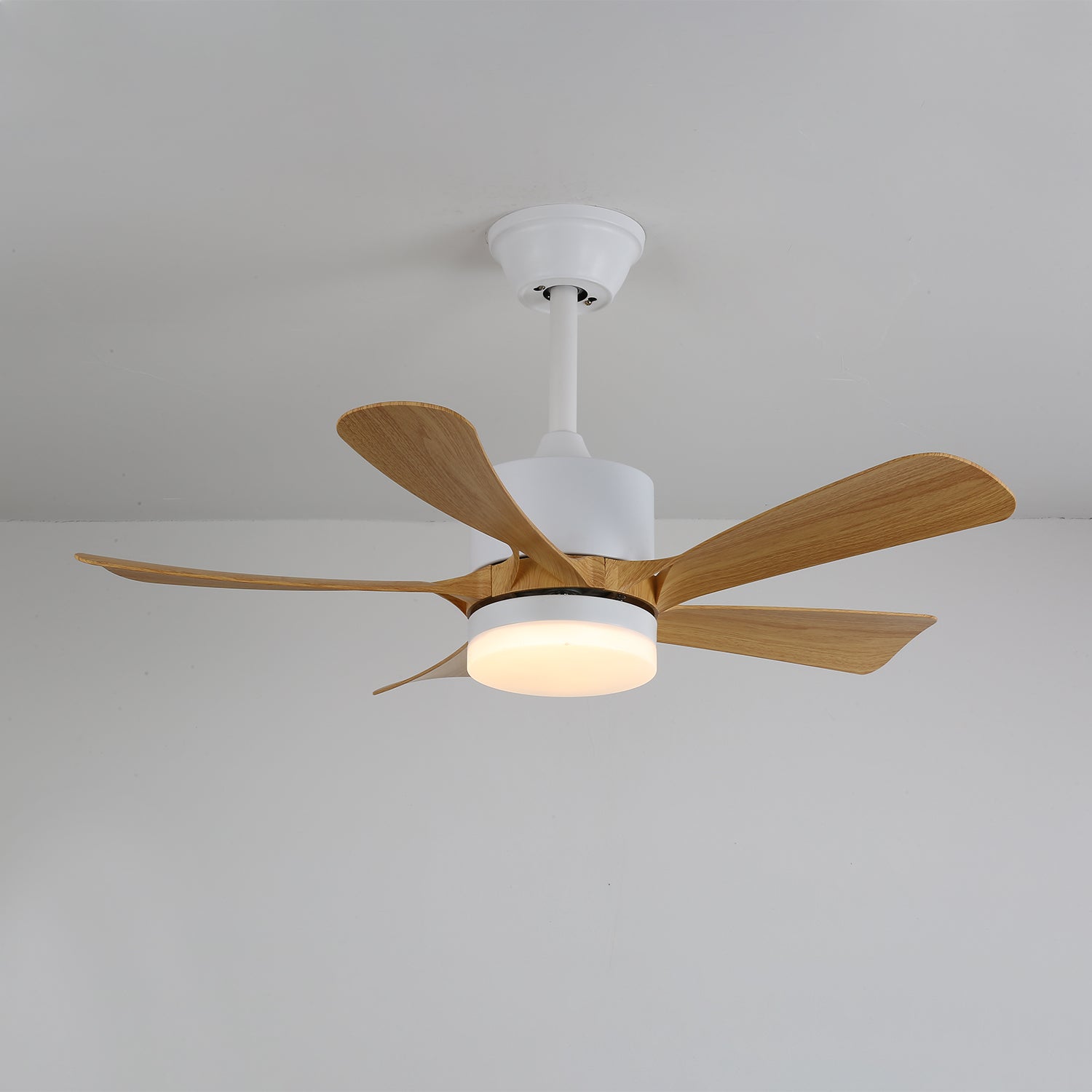 Ventilatore da soffitto Sylven con luce, che mostra il suo design elegante
