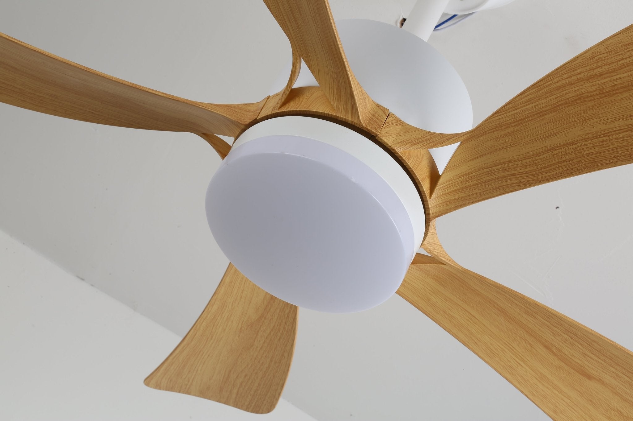 Ventilatore da soffitto Sylven con luce, da un'angolazione bassa