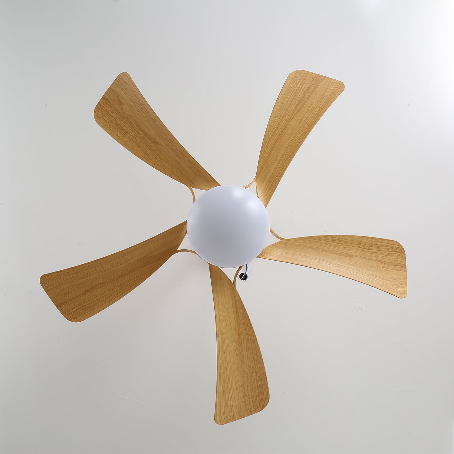 Ventilatore da soffitto Sylven con luce, che evidenzia il paralume in acrilico
