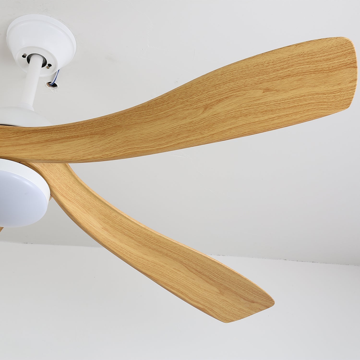 Vista dell'installazione del ventilatore da soffitto moderno Sylven