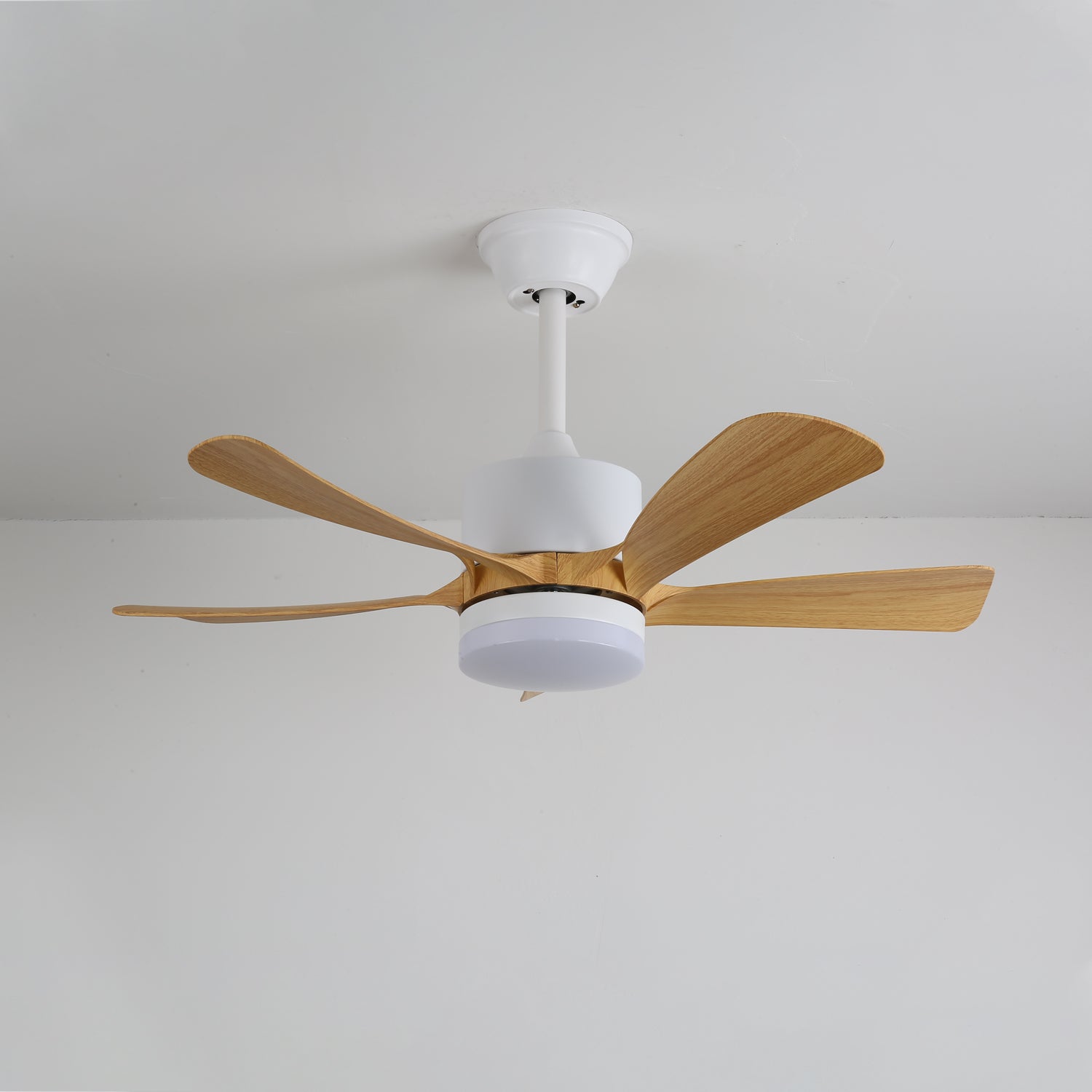 Ventilatore da soffitto Sylven che mostra la sua finitura color legno