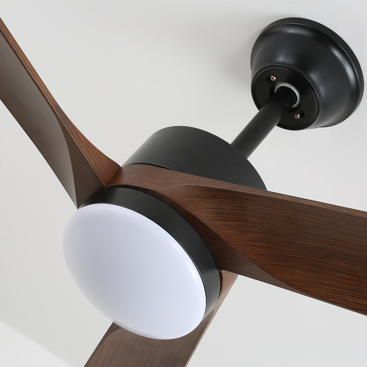 Ventilatore Evraeis in una zona pranzo, che fornisce sia luce che circolazione dell'aria.