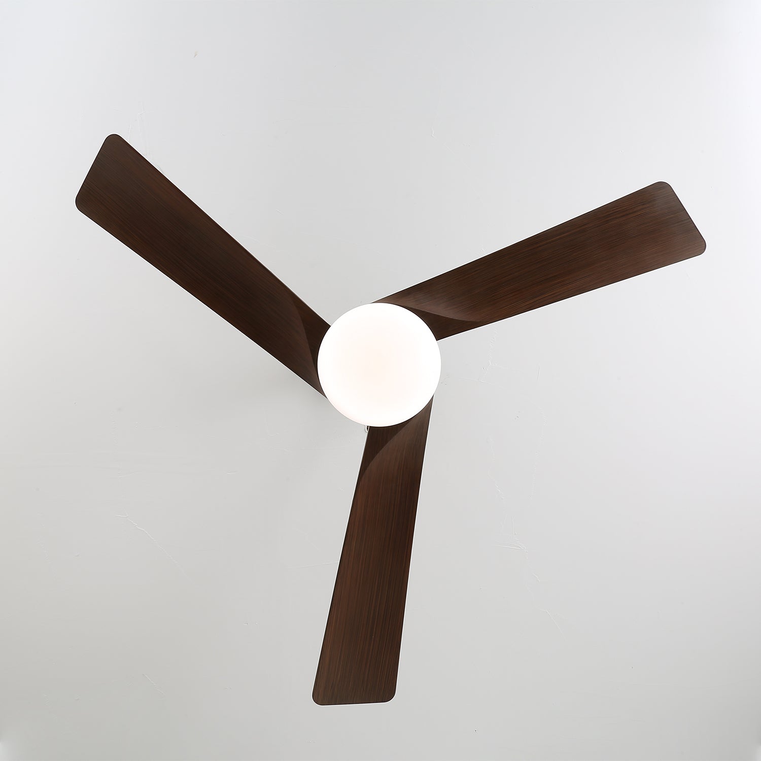 Ventilatore da soffitto Evraeis con luce che mostra l'opzione di finitura del corpo nera.