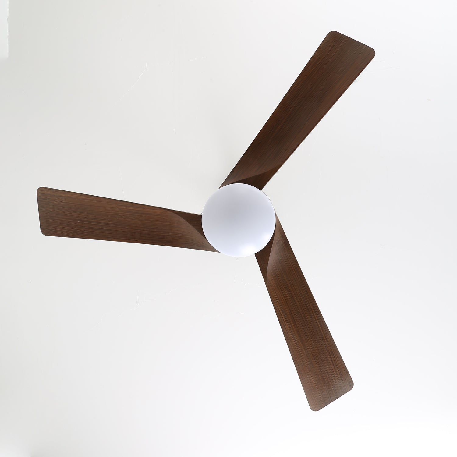 Ventilatore da soffitto Evraeis con luce che mostra l'opzione di finitura del corpo in legno di noce.