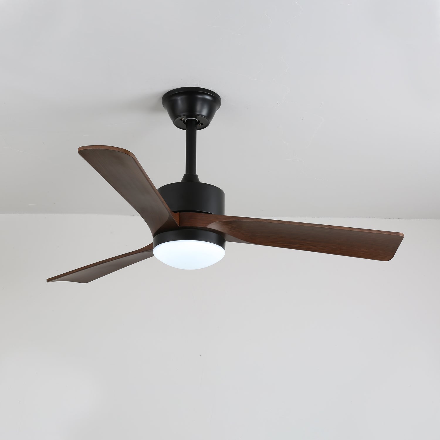 Ventilatore da soffitto Evraeis con luce LED integrata illuminata.