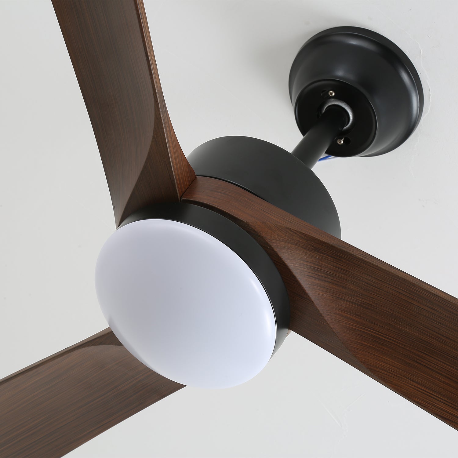 Vista dall'alto del ventilatore da soffitto Evraeis, che mostra il suo diametro.