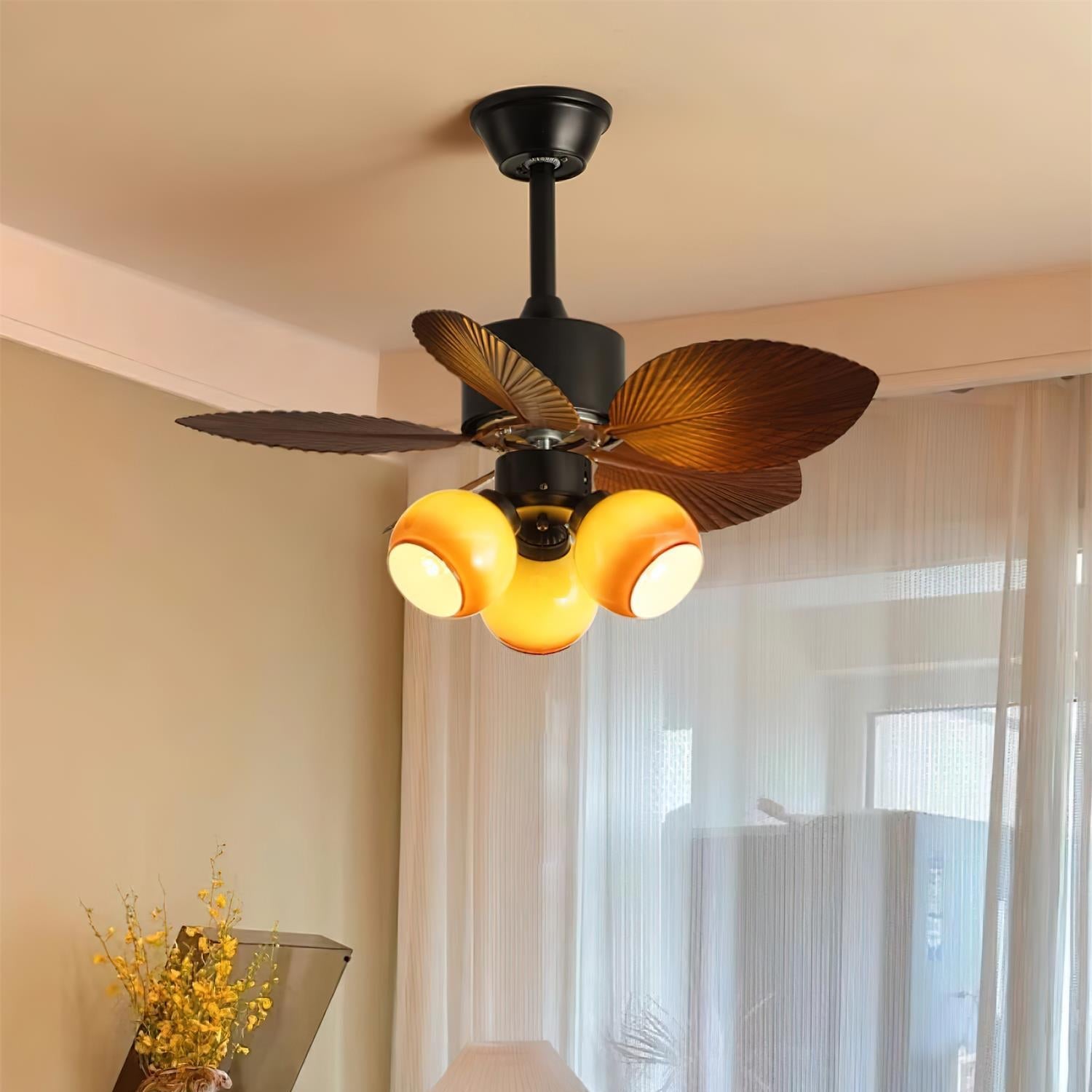Ventilatore da soffitto Nerina Tropicale installato in un ambiente soggiorno