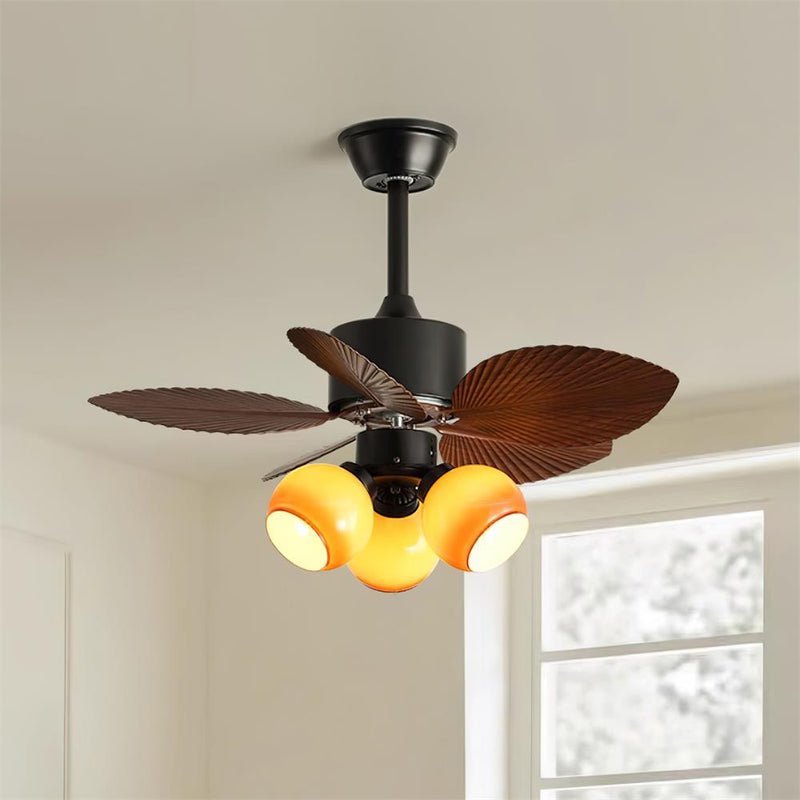 Primo piano del ventilatore Nerina che mostra le pale in ABS e il paralume in vetro