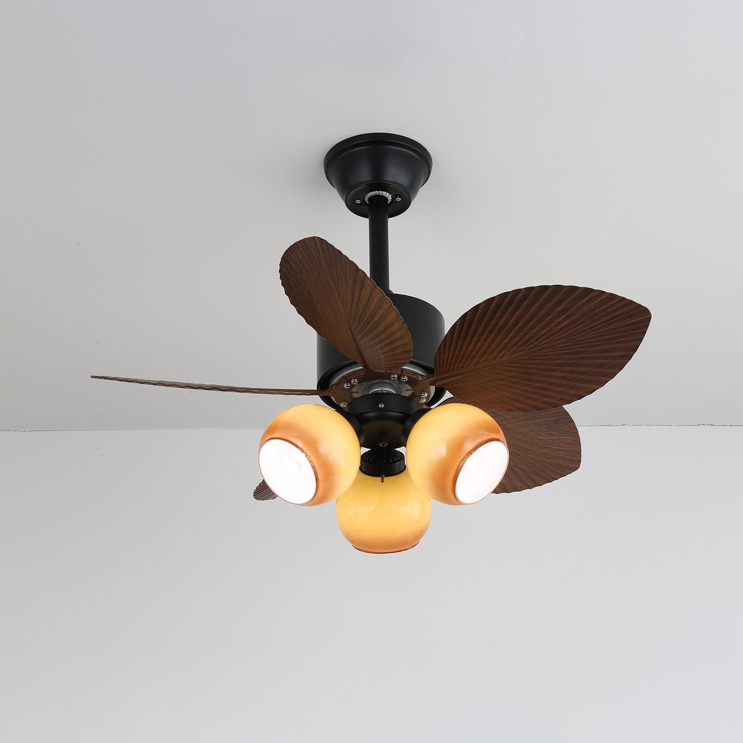 Vista del ventilatore da un'altra angolazione, che evidenzia le sue dimensioni (Diametro 76cm)