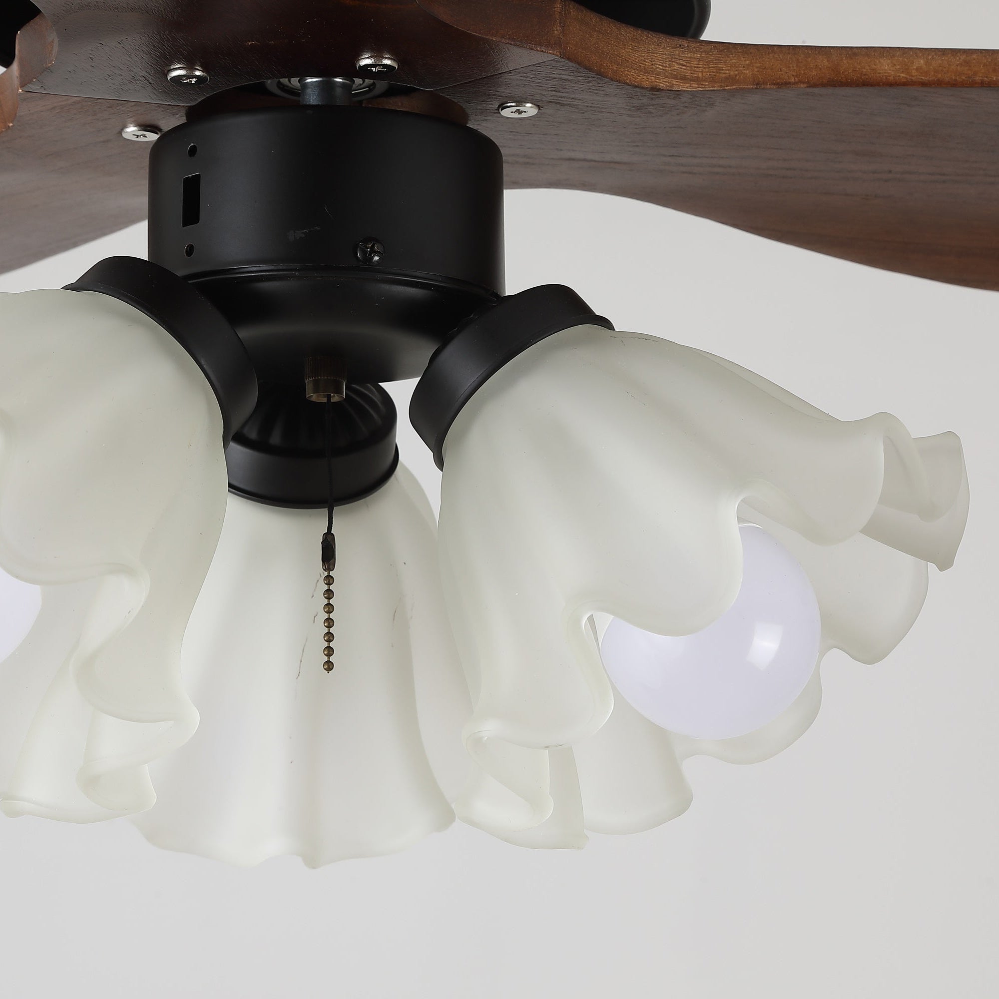 Diagramma che mostra le dimensioni del Ventilatore da Soffitto con Luce Novrik Air da 132 cm.