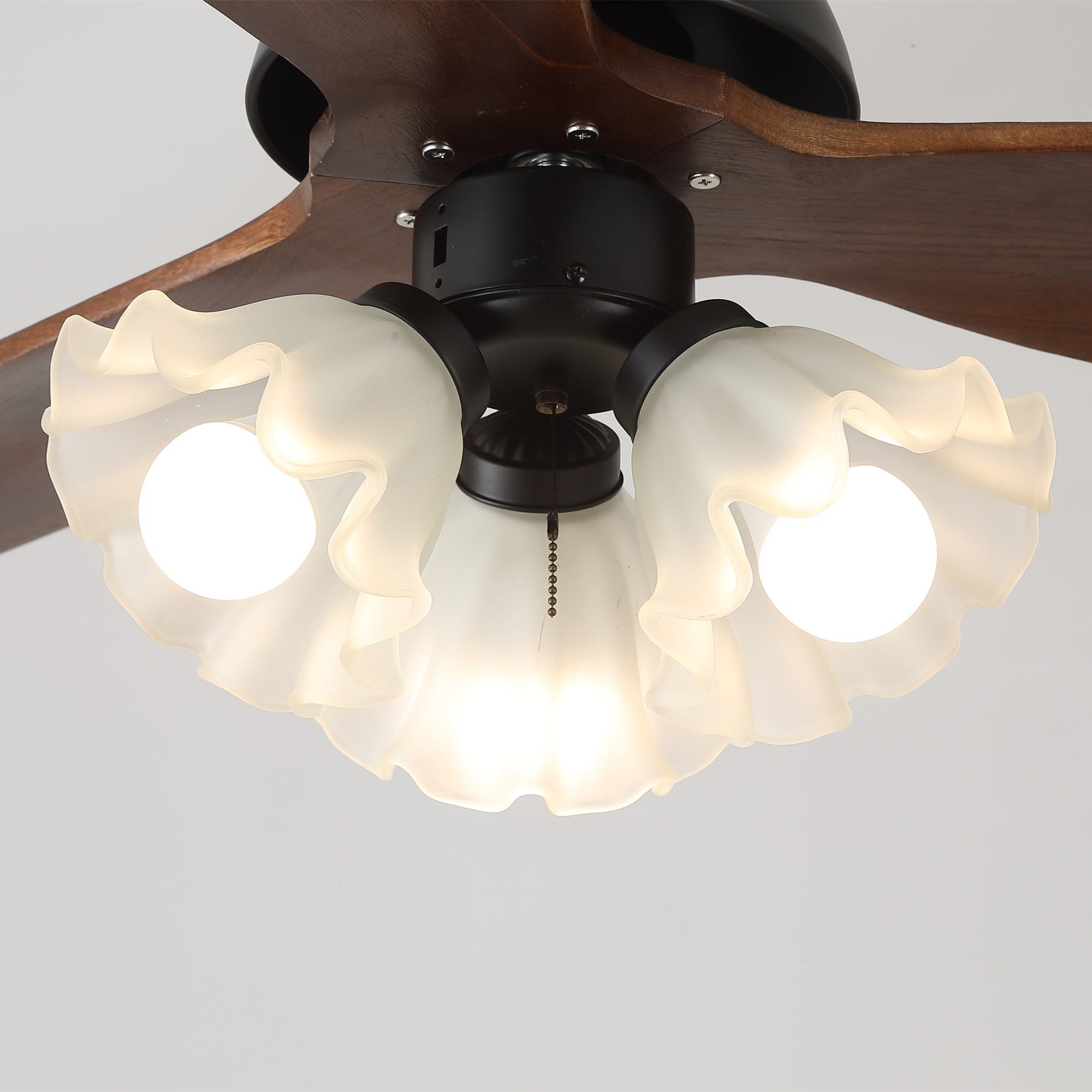 Ventilatore da Soffitto con Luce Novrik Air nell'opzione finitura nera.