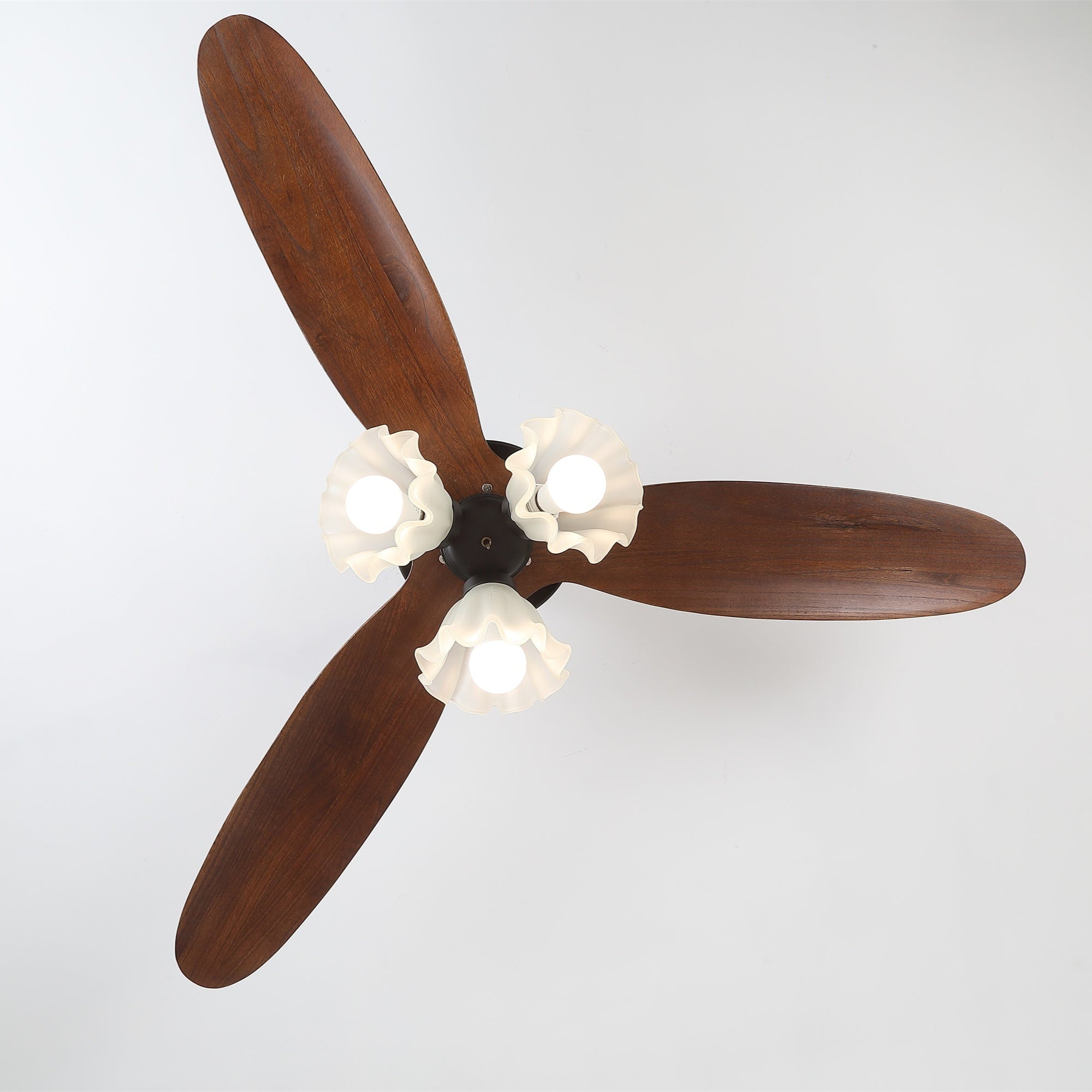 Ventilatore con luce Novrik Air installato a soffitto, vista completa.