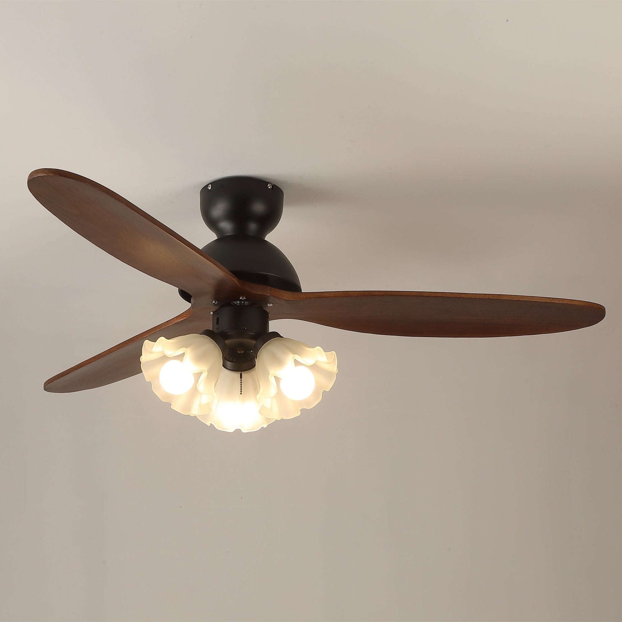 Ventilatore da Soffitto con Luce Novrik Air in un ambiente diverso, ad esempio uno studio.