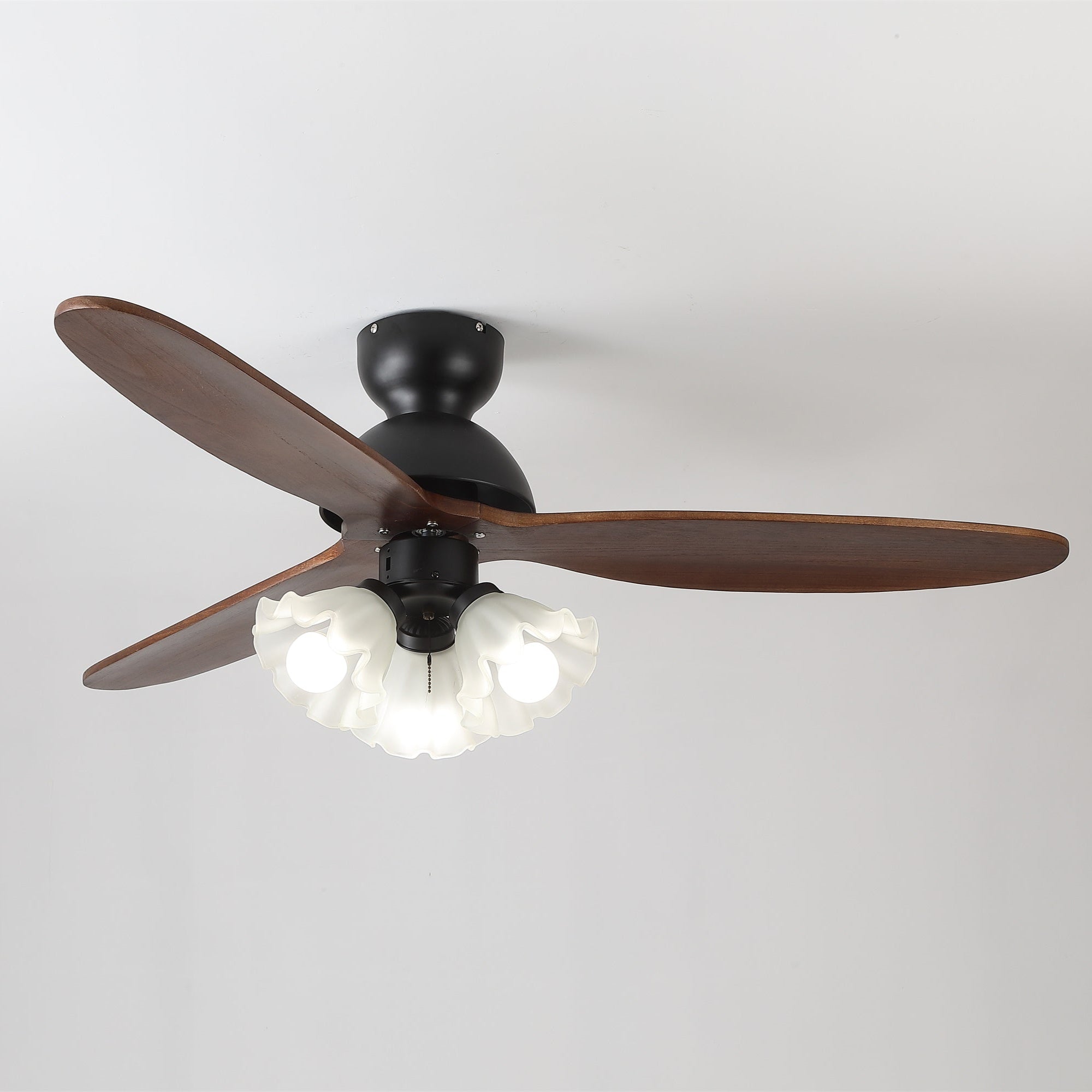 Ventilatore da soffitto moderno con luce in un ambiente soggiorno, finitura noce.
