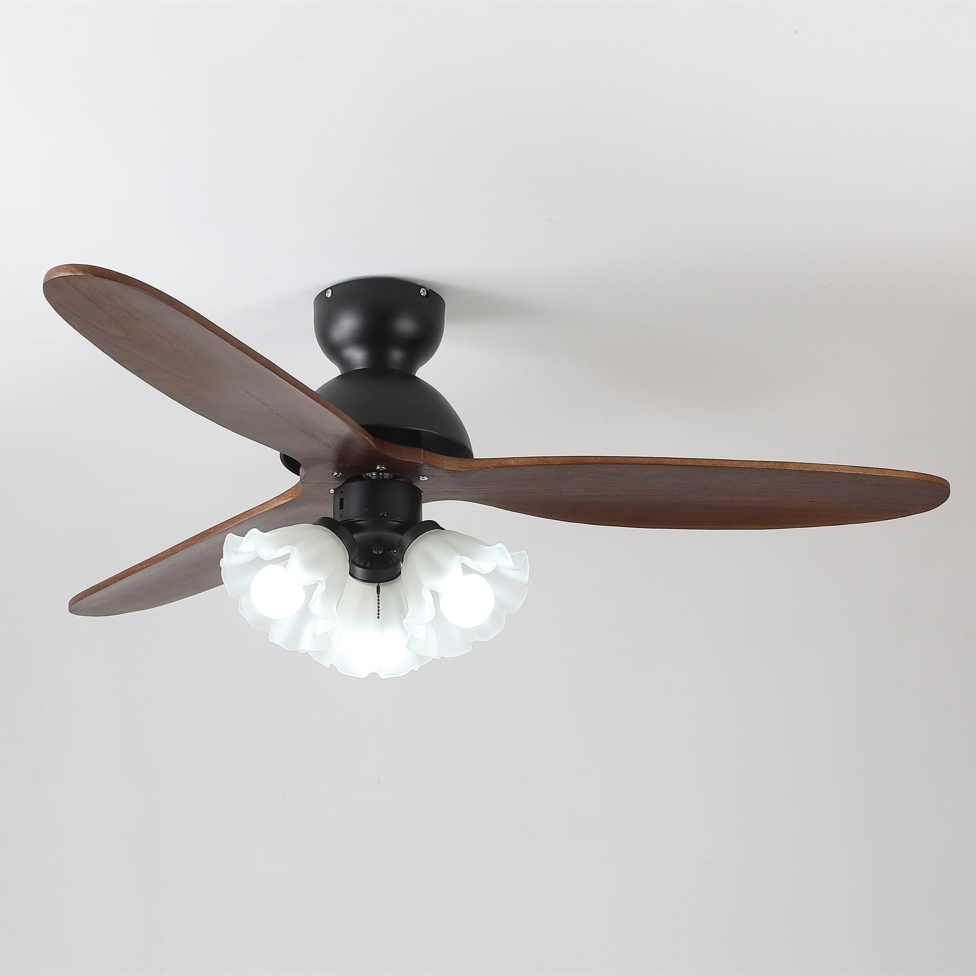Primo piano delle pale in legno e della luce LED integrata del ventilatore Novrik Air.