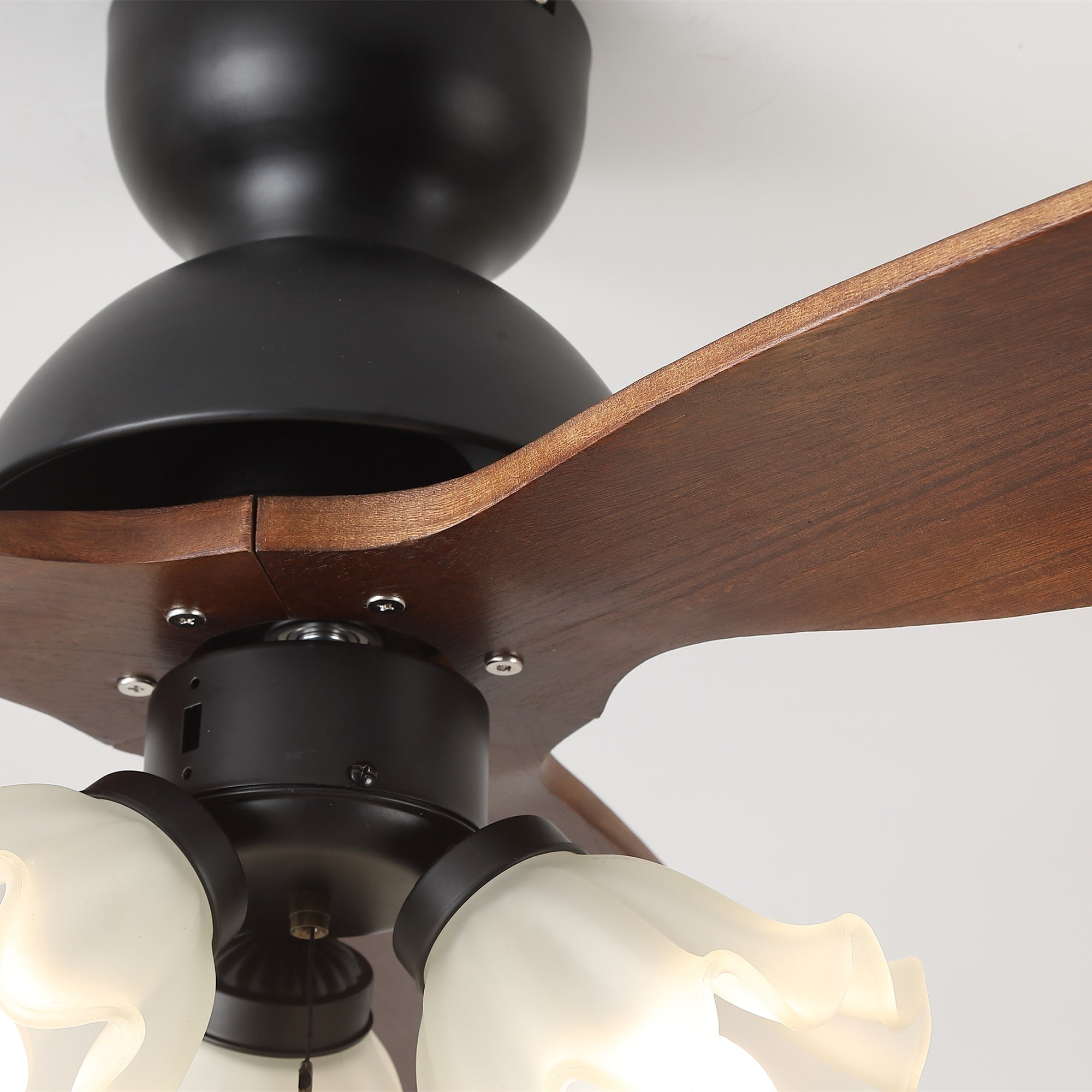 Ventilatore da soffitto con luce e telecomando, che evidenzia la funzione a 6 velocità.