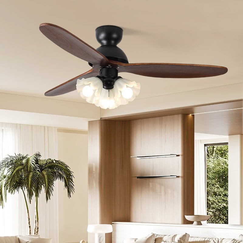 Vista dall'alto del ventilatore da soffitto con luce, che mostra il design delle pale.