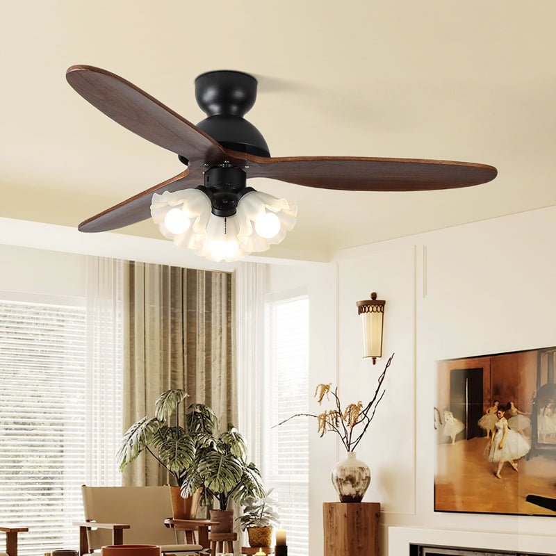 Ventilatore da Soffitto con Luce Novrik Air con luce accesa, che illumina una stanza.