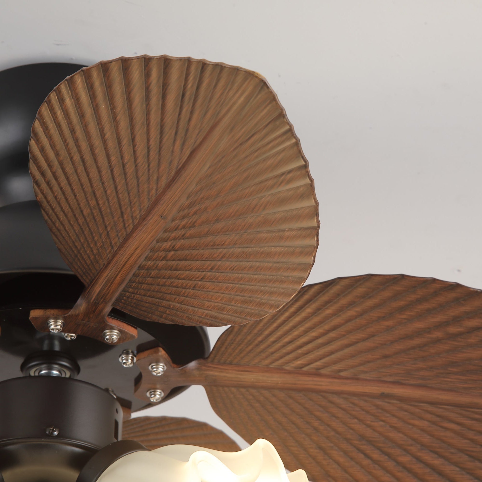 Ventilatore da soffitto con luce Qers in un ambiente soggiorno moderno
