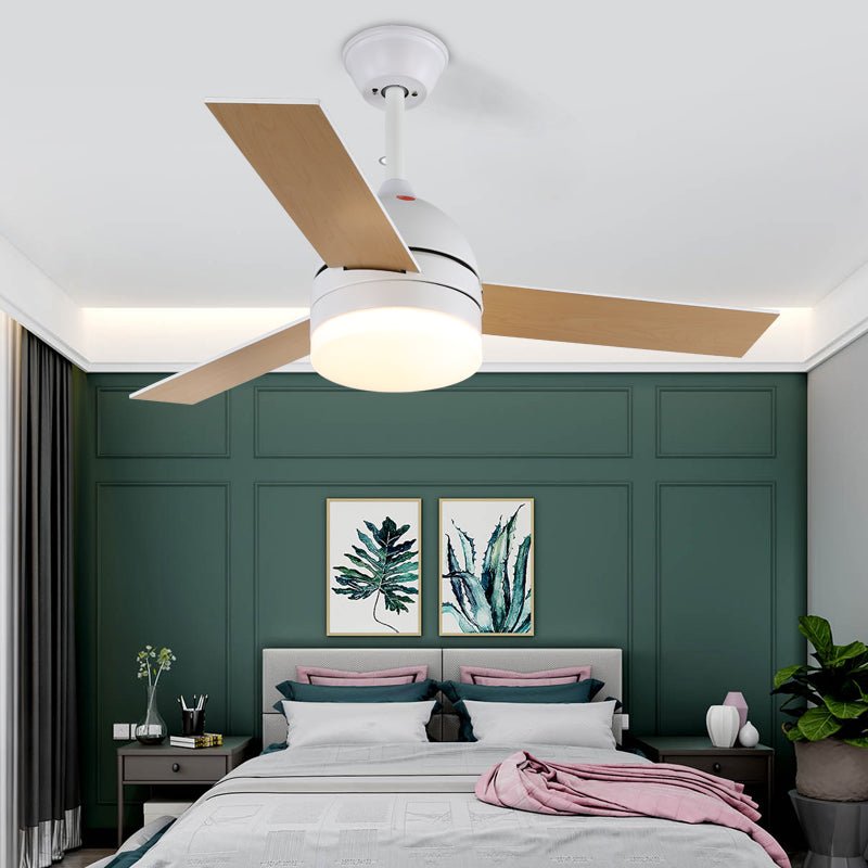 Ventilatore da Soffitto con Luce Minimalista in Legno Selena, vista angolata con pale