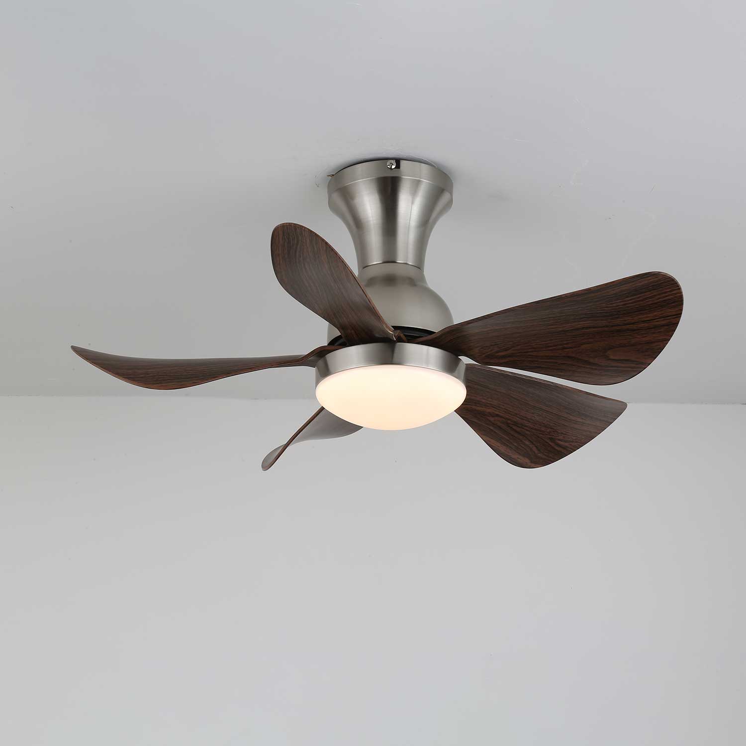 Primo piano del ventilatore da soffitto Novaro che mostra le pale con grana legno noce.