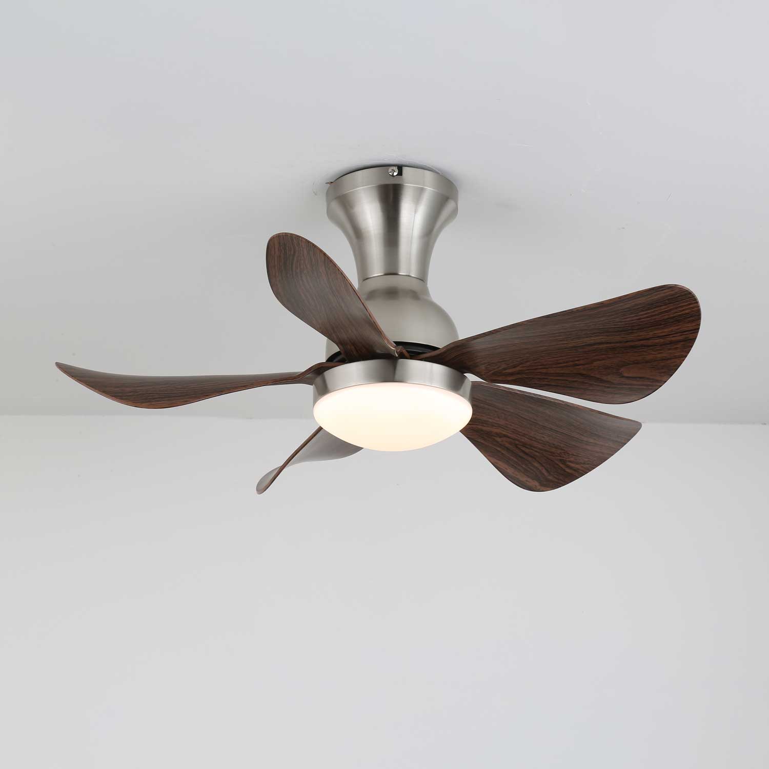 Dettaglio della sorgente luminosa LED integrata e del paralume in acrilico del ventilatore Novaro.