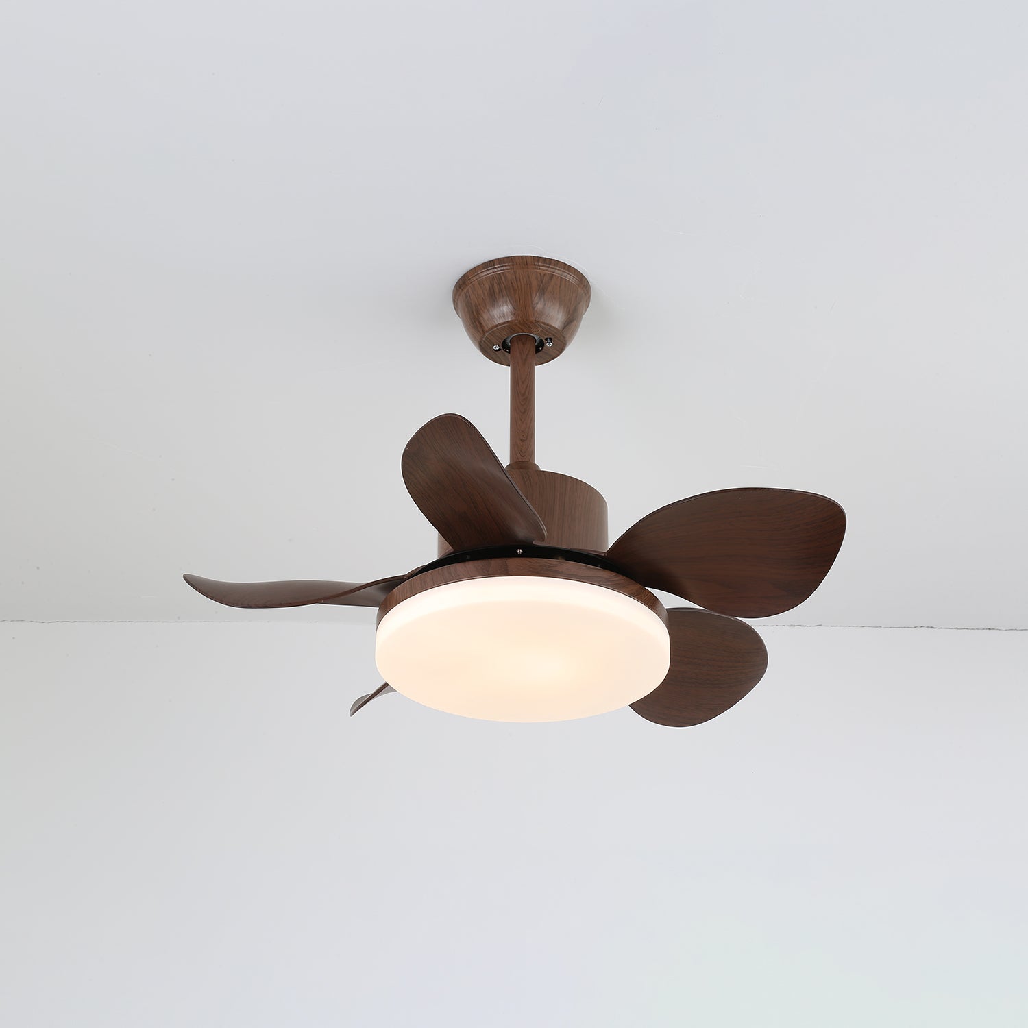 Ventilatore da soffitto Alenya con luce in un ambiente soggiorno moderno
