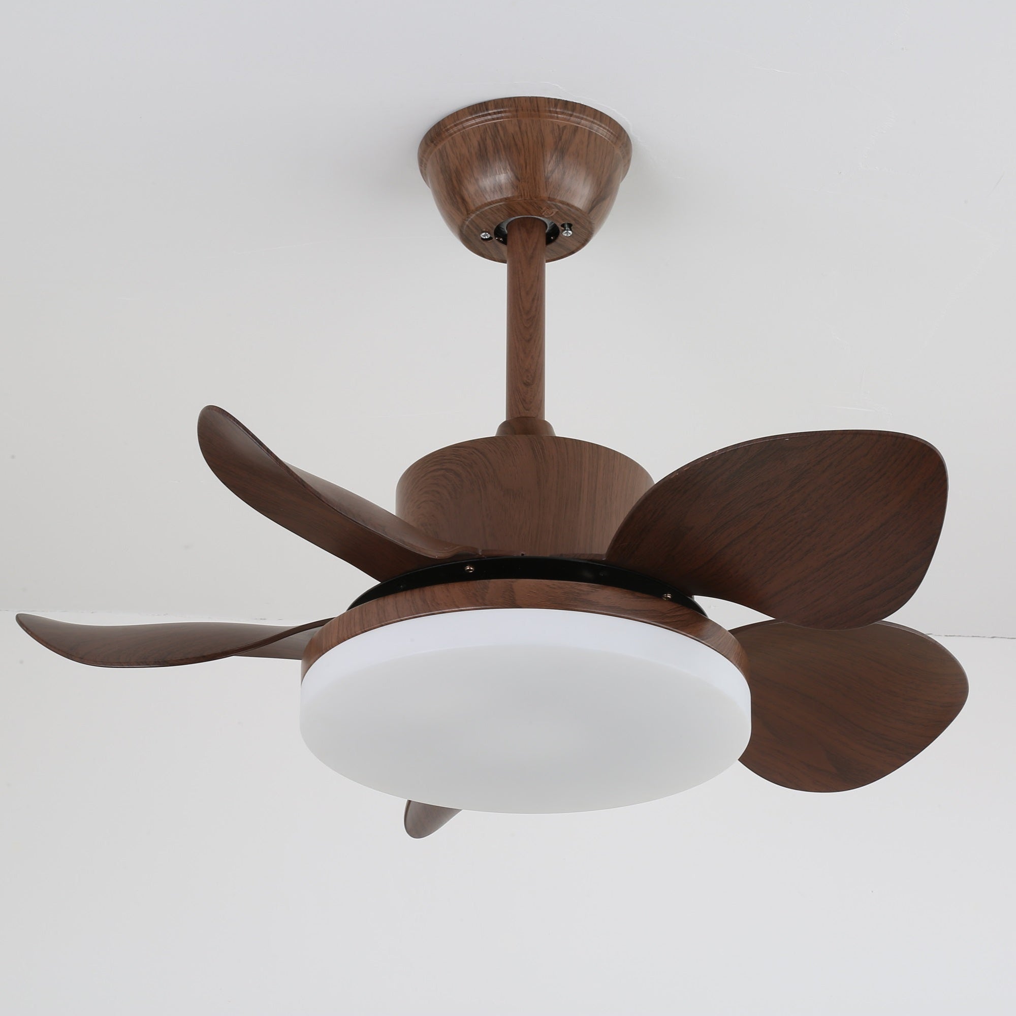 Immagine lifestyle del ventilatore da soffitto Alenya con luce in una camera da letto