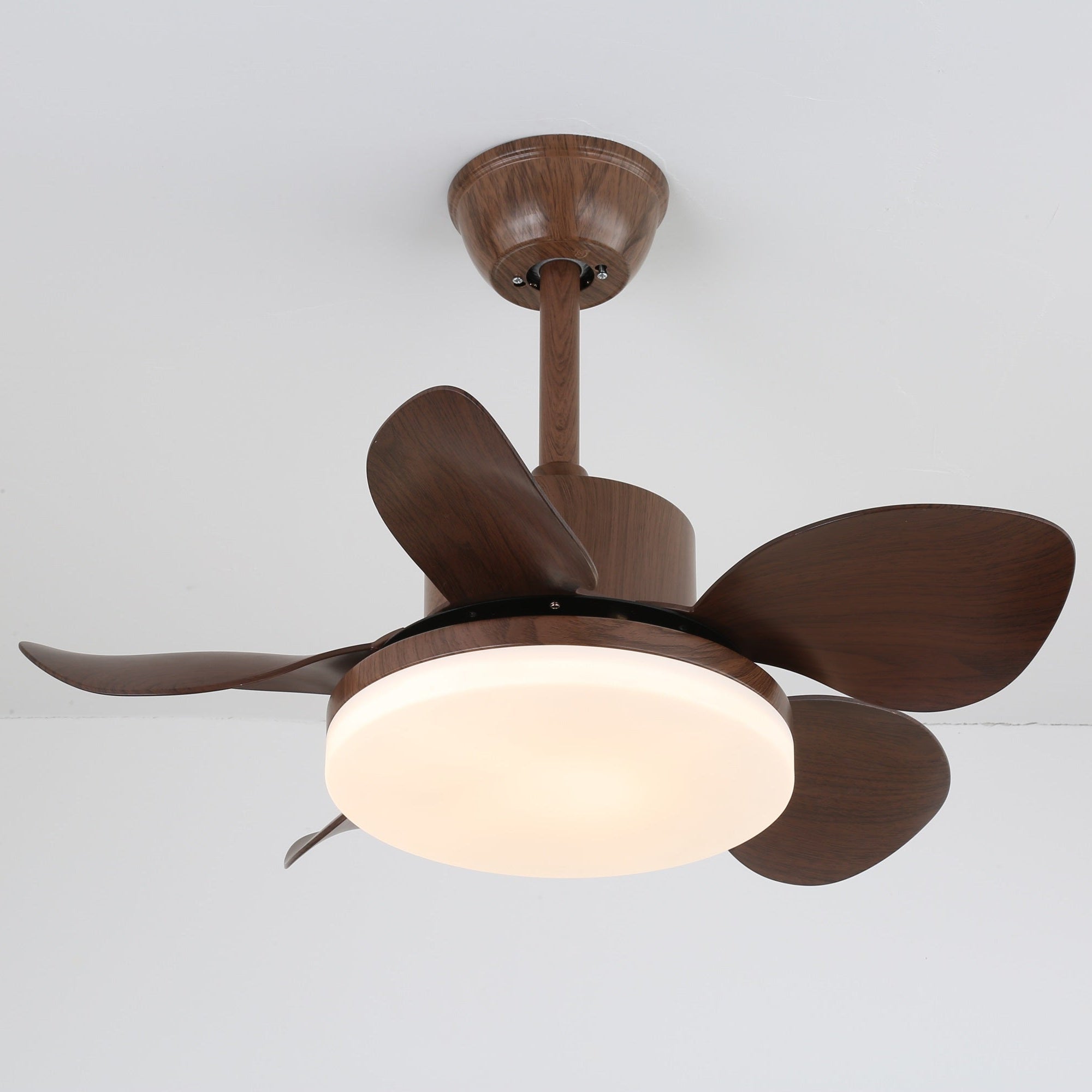 Ventilatore Alenya con luce che dimostra il controllo a 6 velocità