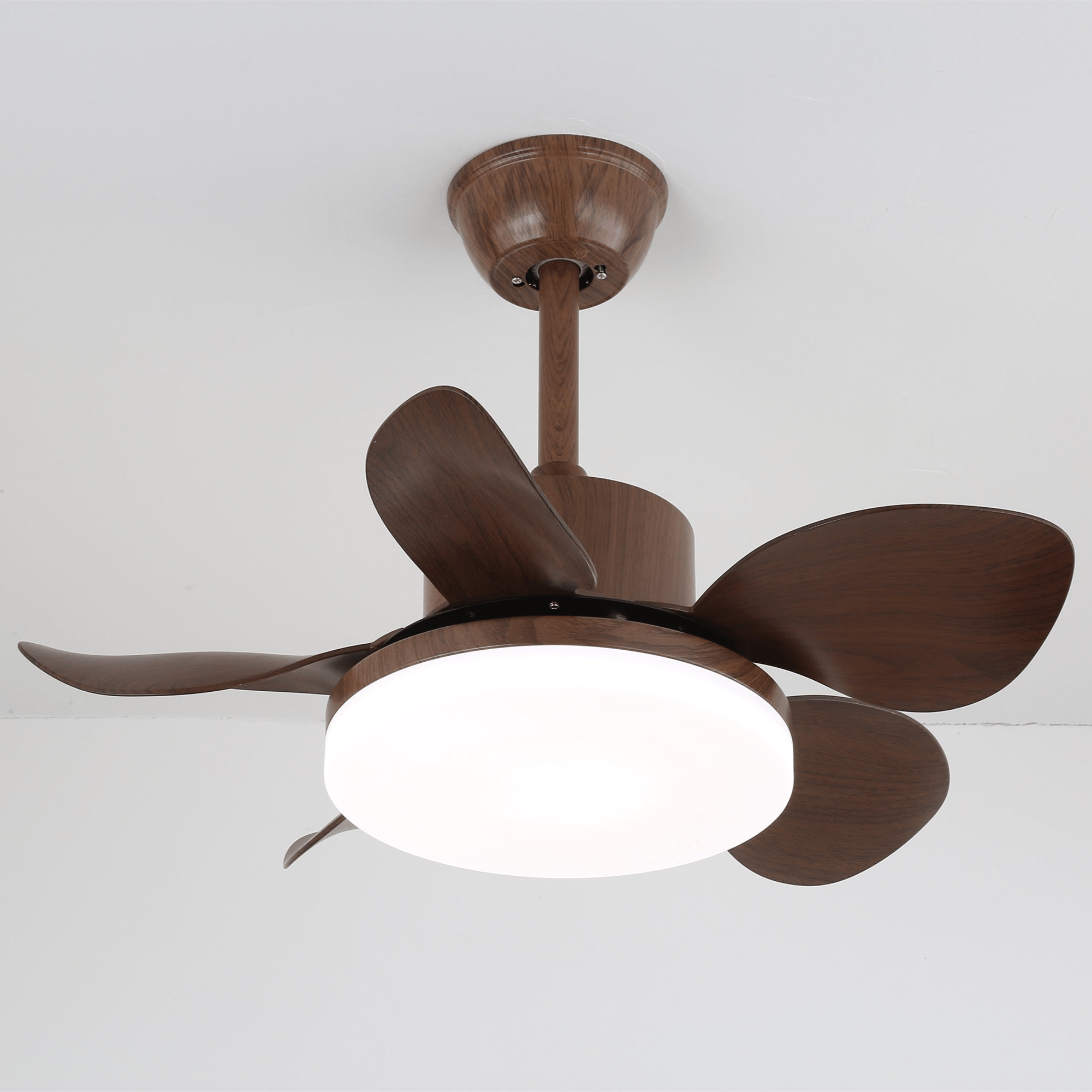 Vista laterale del ventilatore da soffitto Alenya in legno con luce