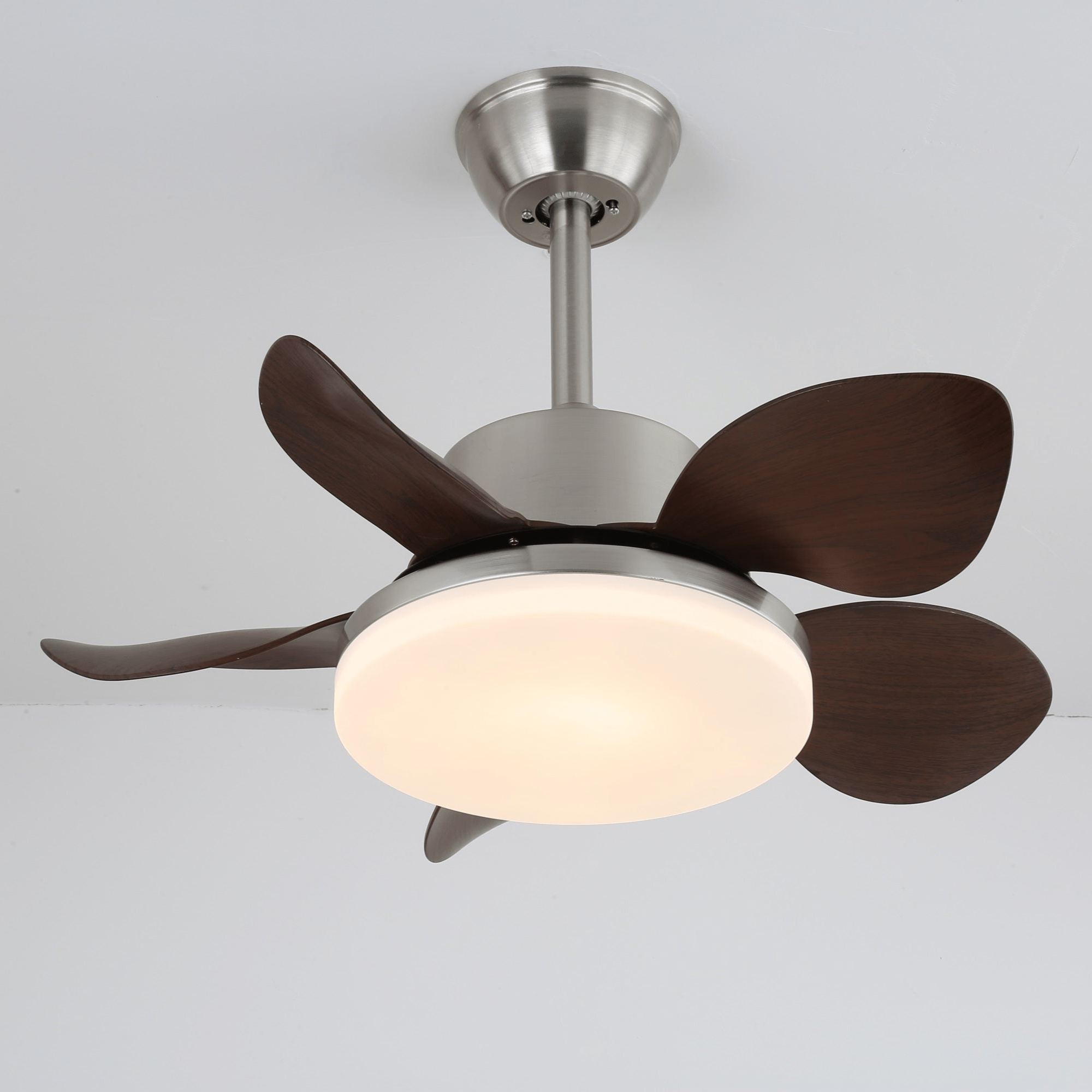 Ventilatore da soffitto Alenya con luce e dettagli con finitura nichel