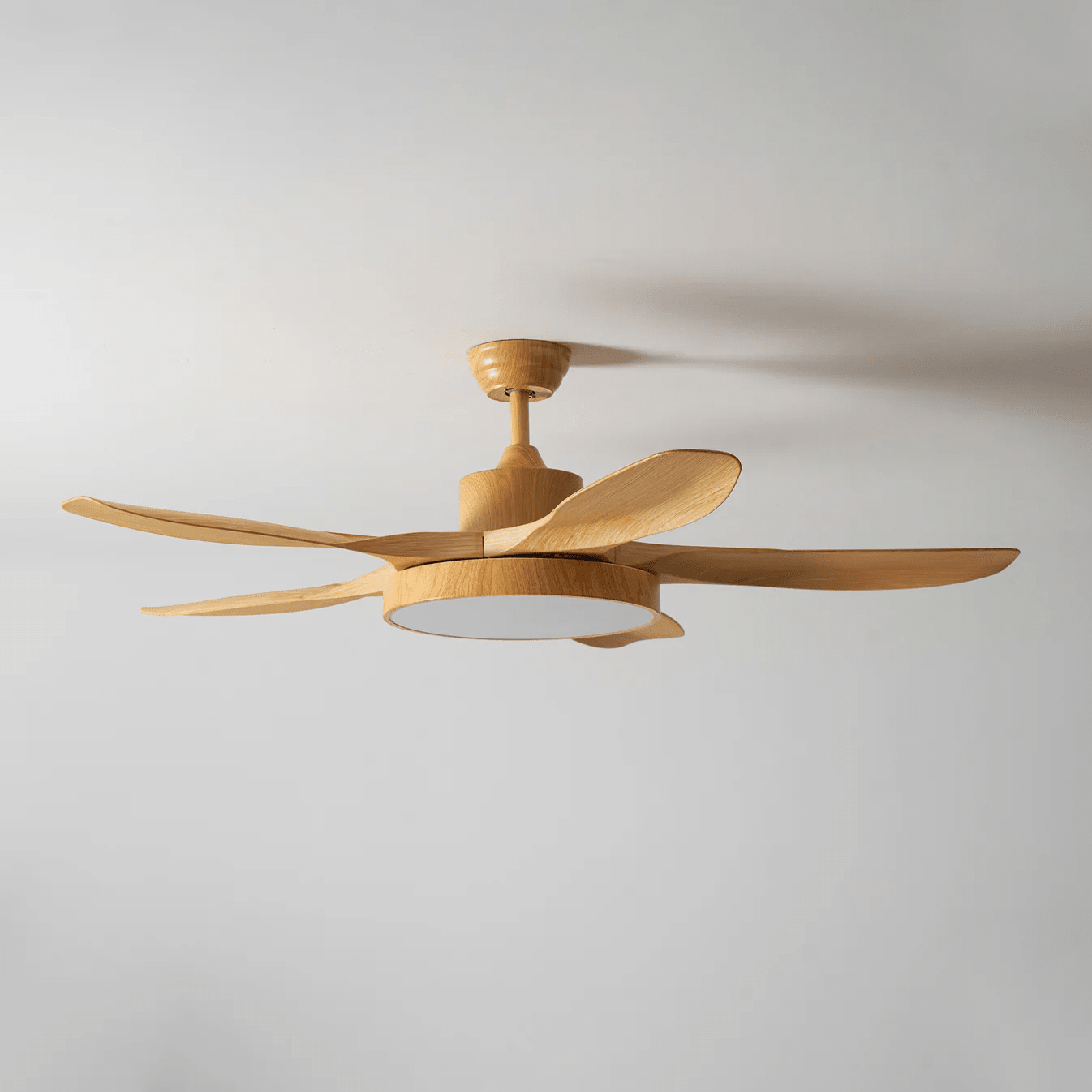 Guida all'installazione del ventilatore con luce StillWind, incentrata sul fissaggio della staffa di montaggio.