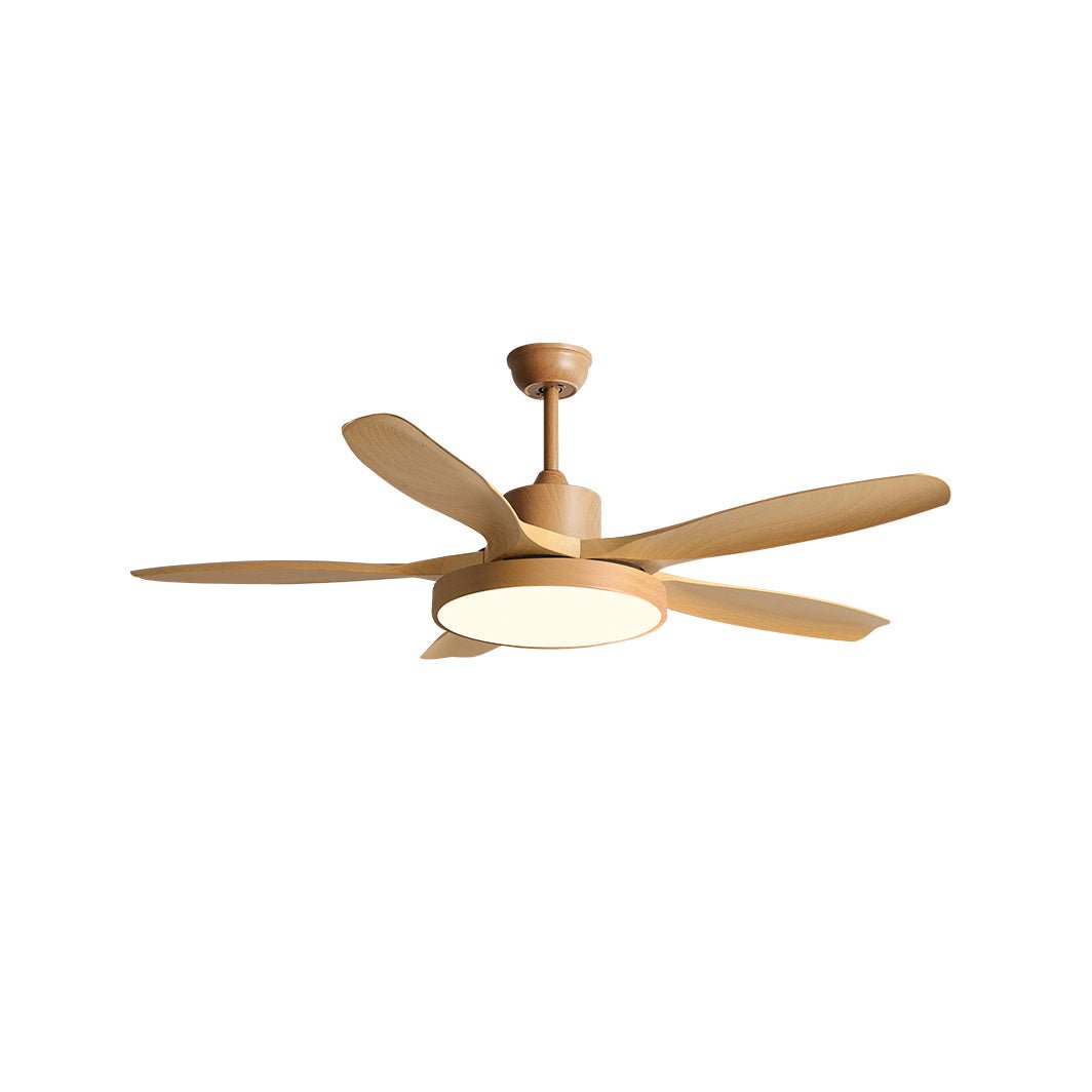 Ventilatore da soffitto con luce StillWind in una zona pranzo, che ne dimostra l'applicazione versatile.