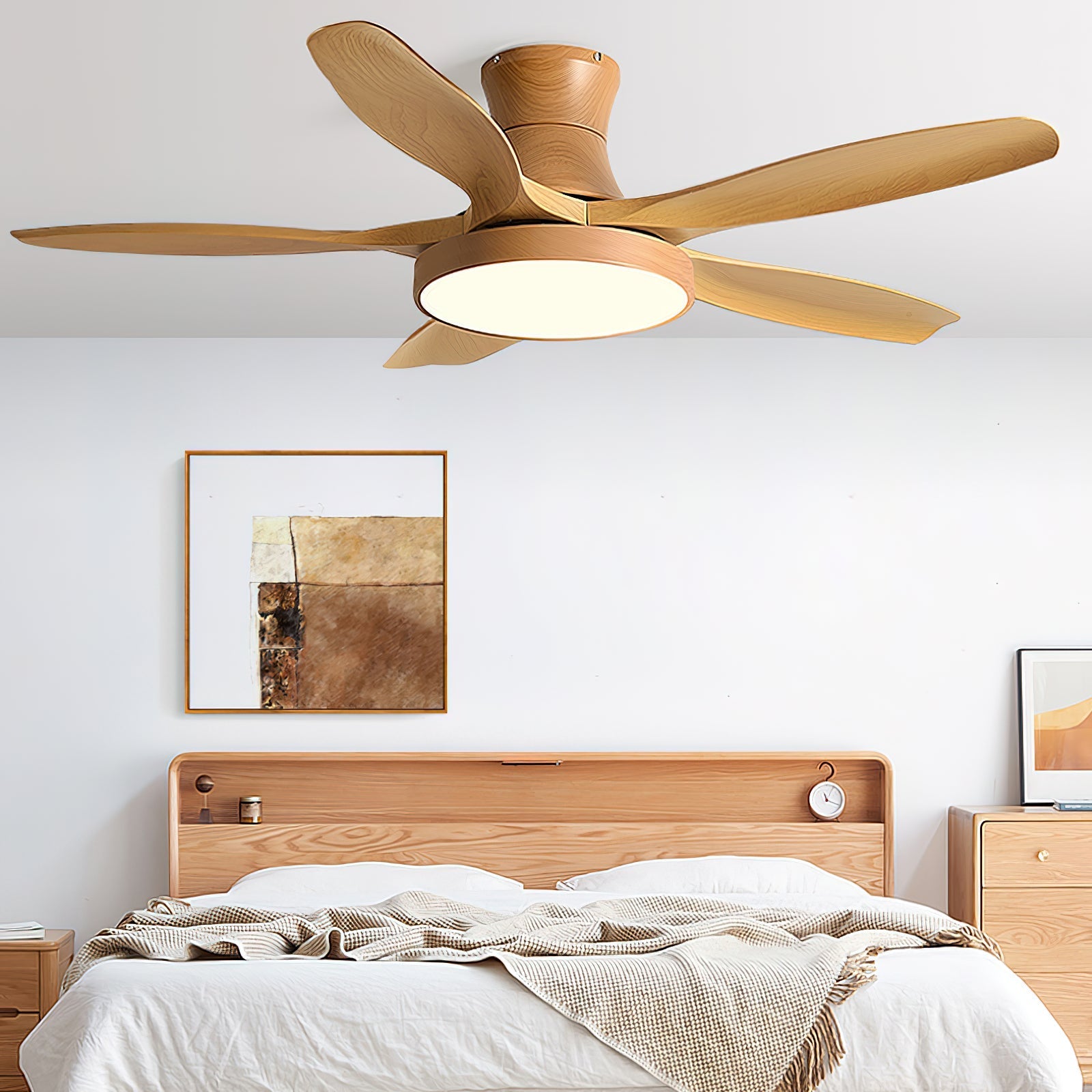 Scatto lifestyle del ventilatore con luce StillWind che valorizza l'interno di una camera da letto.