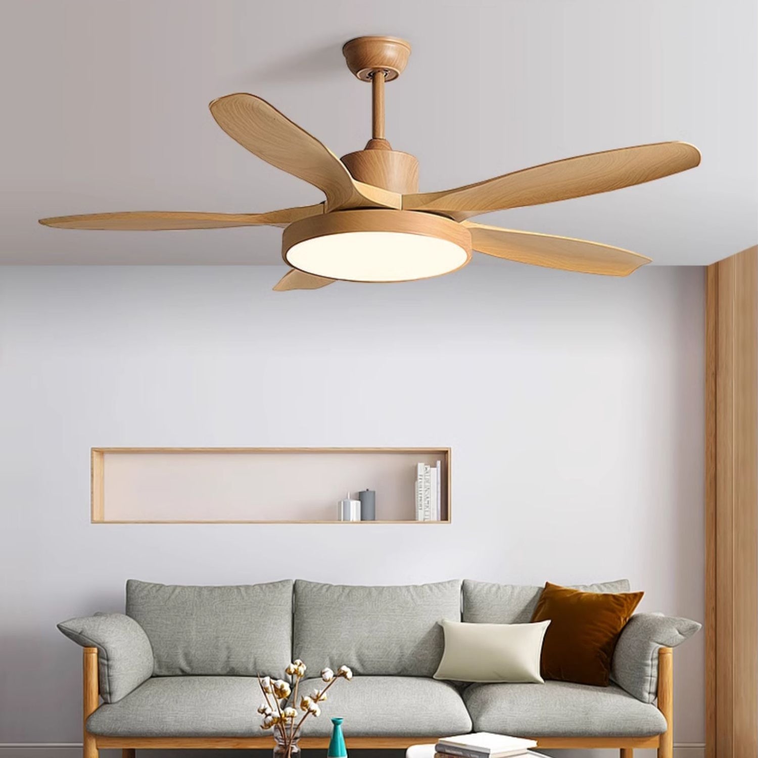 Vista ravvicinata delle pale in legno imitazione e della luce LED integrata del ventilatore da soffitto con luce StillWind.