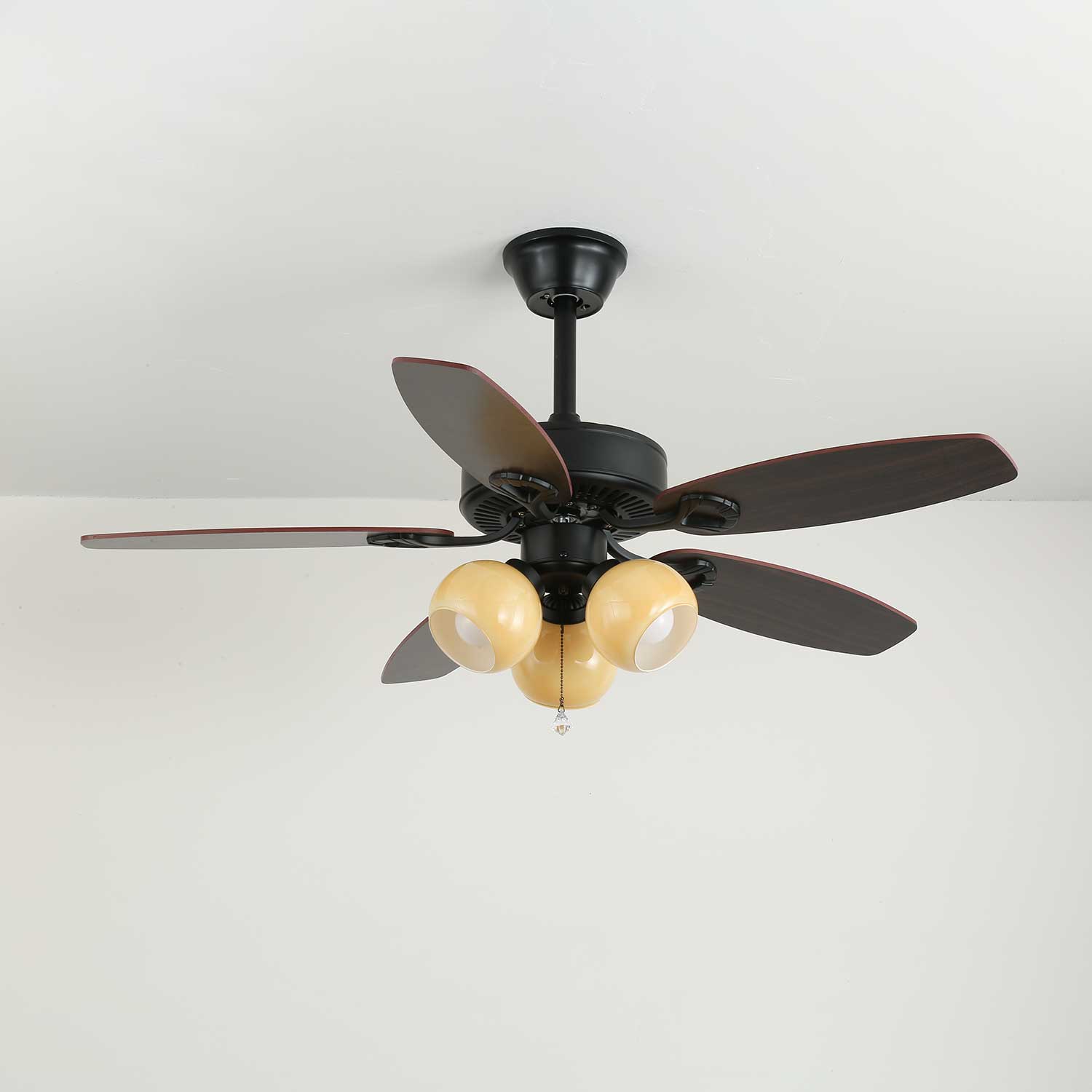 Ventilatore da soffitto Calviera vintage in legno e vetro con paralume ambra