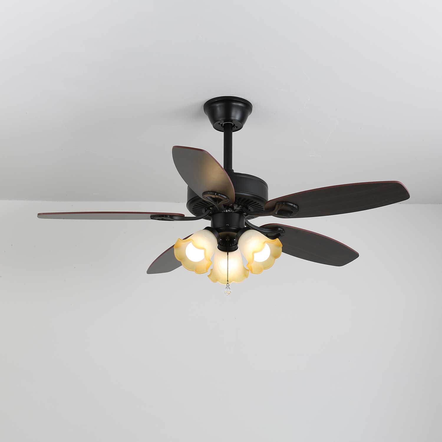 Ventilatore da soffitto Calviera vintage in legno e vetro installato a soffitto